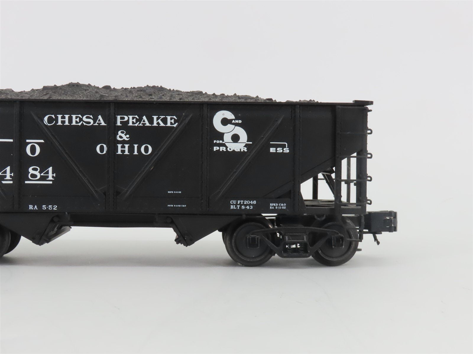O Gauge 3-Rail Atlas 6438-7 C&O 50-Ton War Emergency 2-Bay Hopper #54484 w/ Load