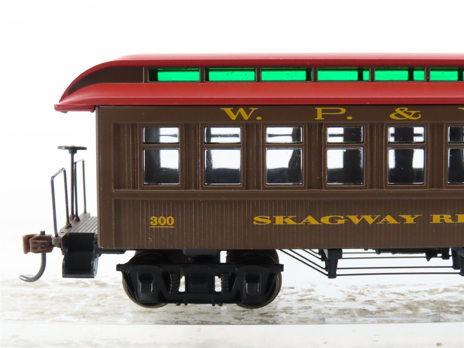 HO Scale Athearn RND99162 WP&YR White Pass & Yukon Coach Passenger Car #300