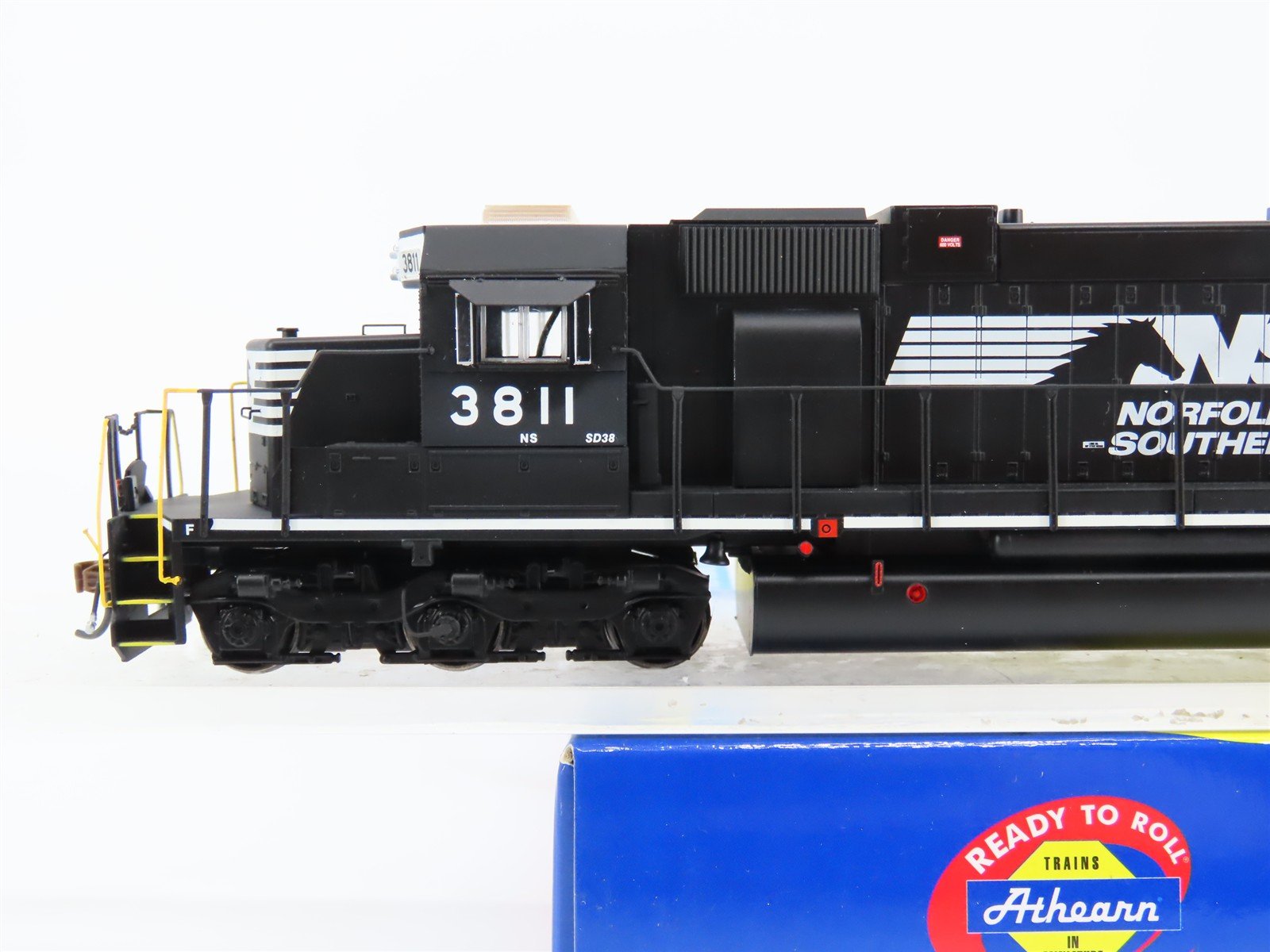 HO Athearn ATH88486 NS Norfolk Southern EMD SD38 Diesel #3811 - DCC Ready