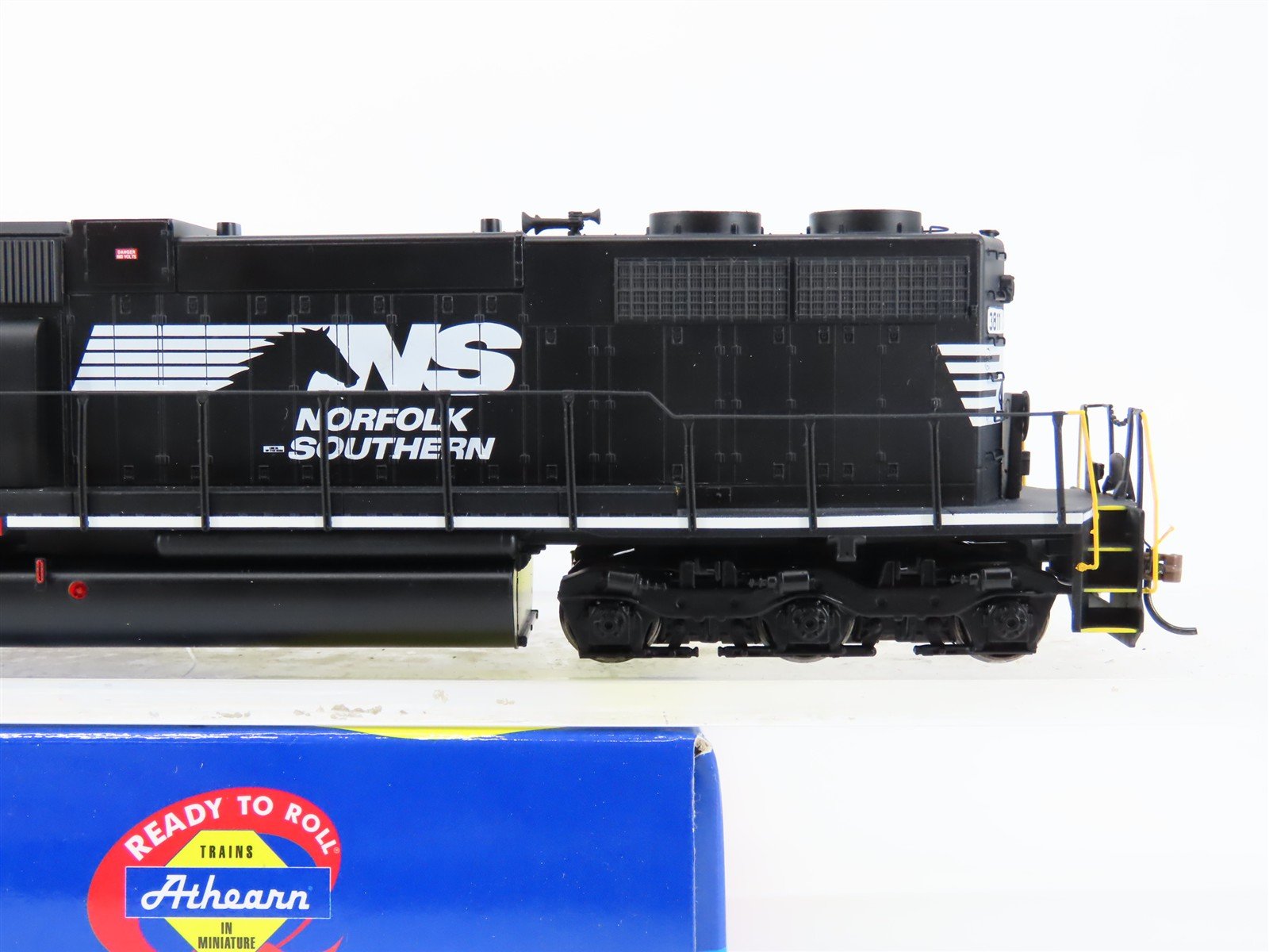 HO Athearn ATH88486 NS Norfolk Southern EMD SD38 Diesel #3811 - DCC Ready