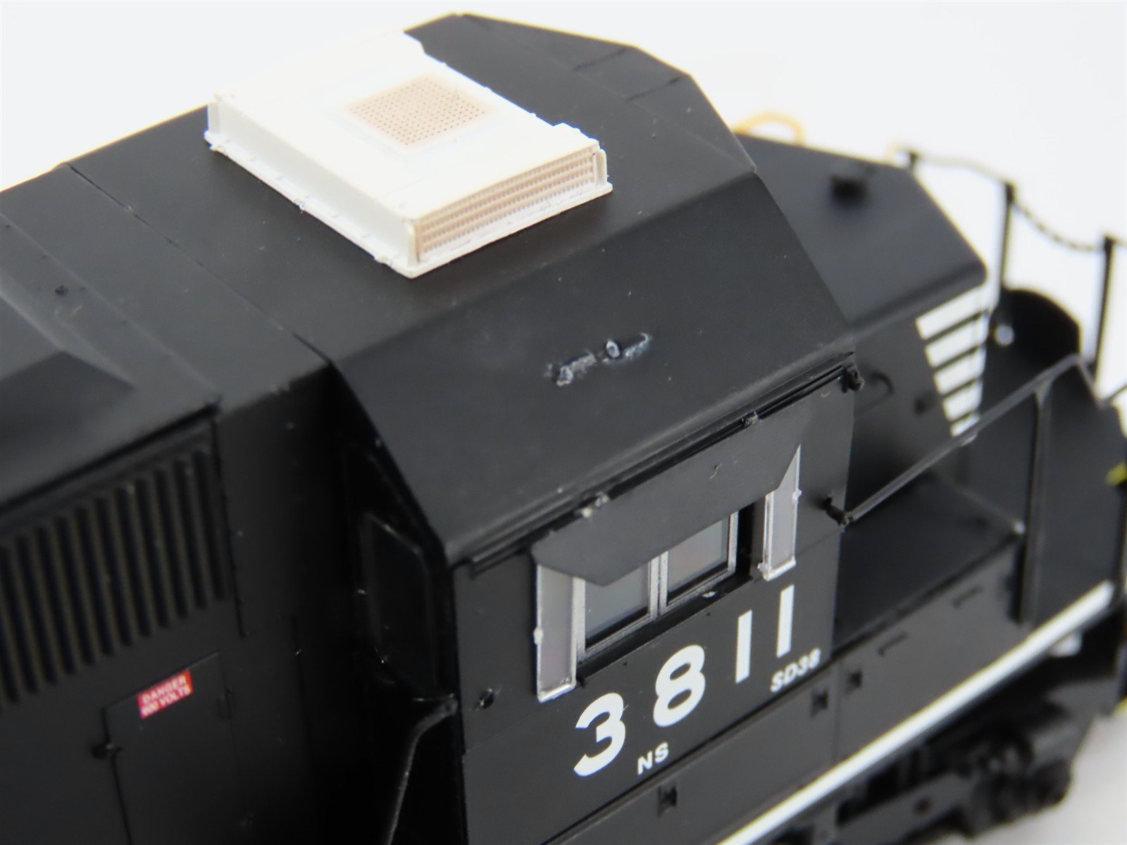 HO Athearn ATH88486 NS Norfolk Southern EMD SD38 Diesel #3811 - DCC Ready