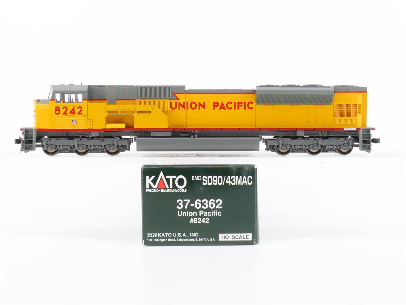 HO Scale Kato 37-6362 UP Union Pacific SD90/43MAC Diesel Locomotive #8242