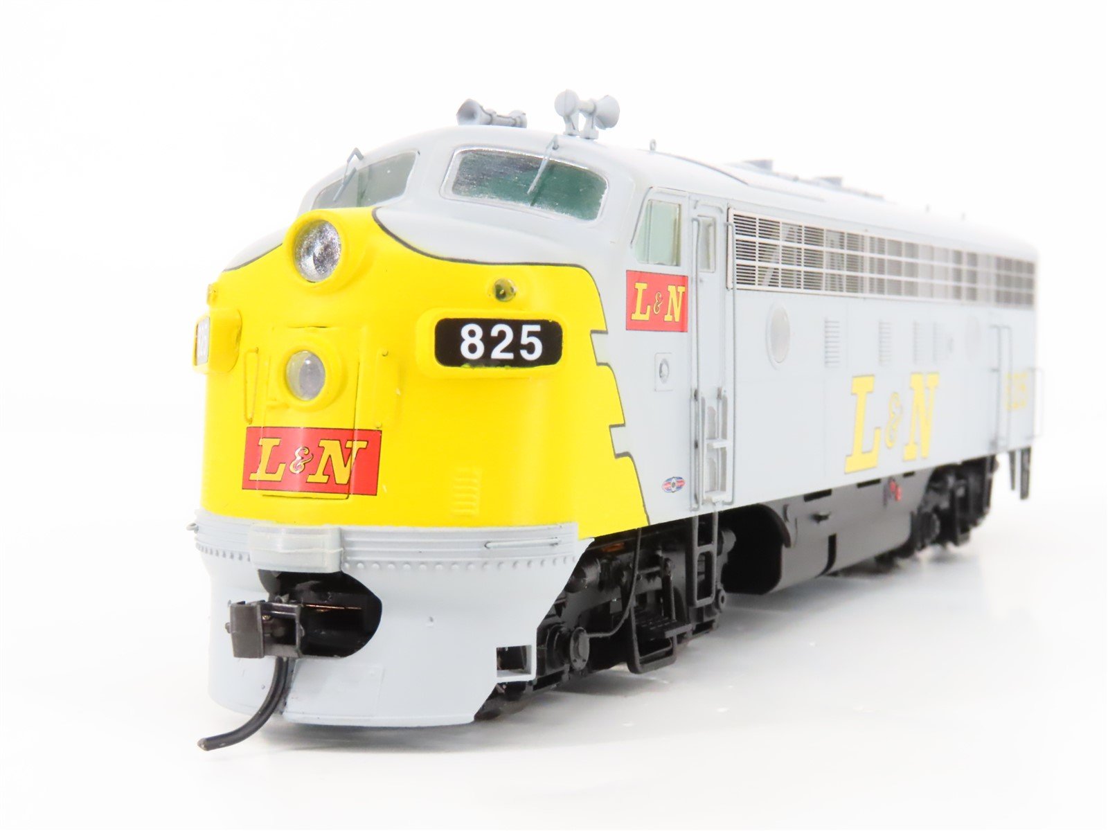 HO Scale Intermountain 49083-01 L&N Railway F7A Diesel Locomotive #825