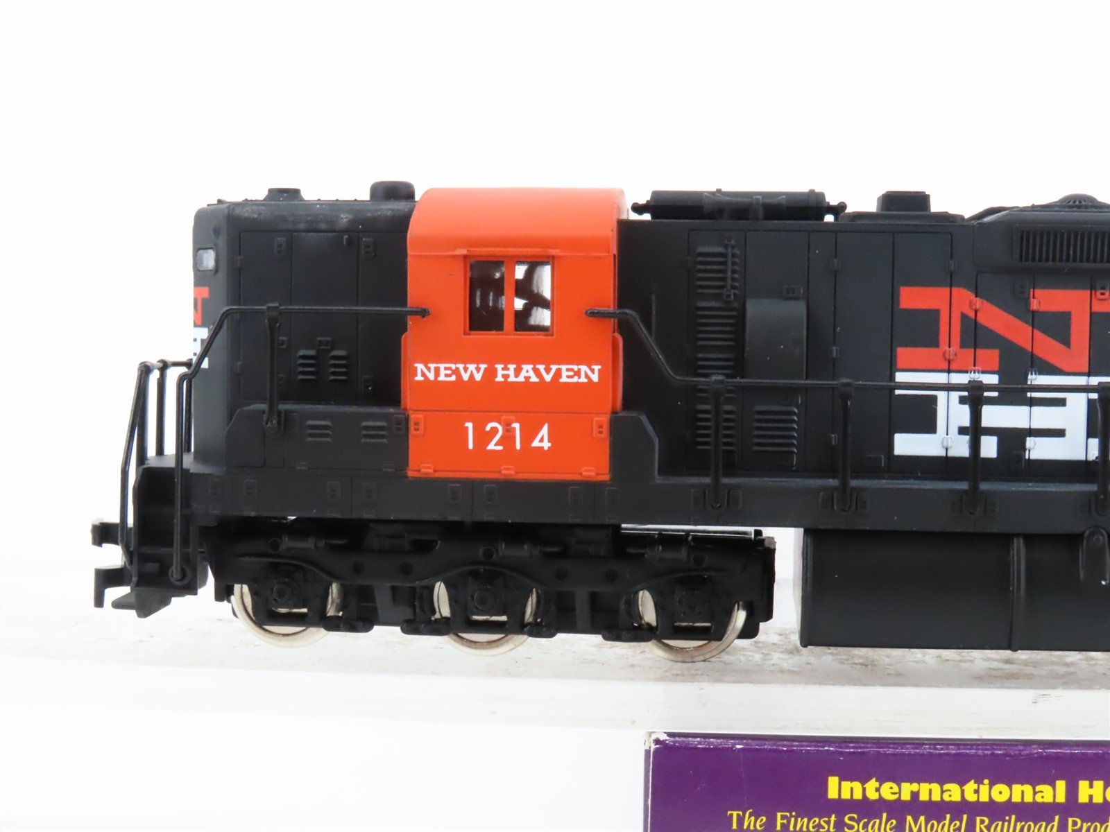 HO Scale IHC 3825 NH New Haven SD24 Diesel Locomotive #1214