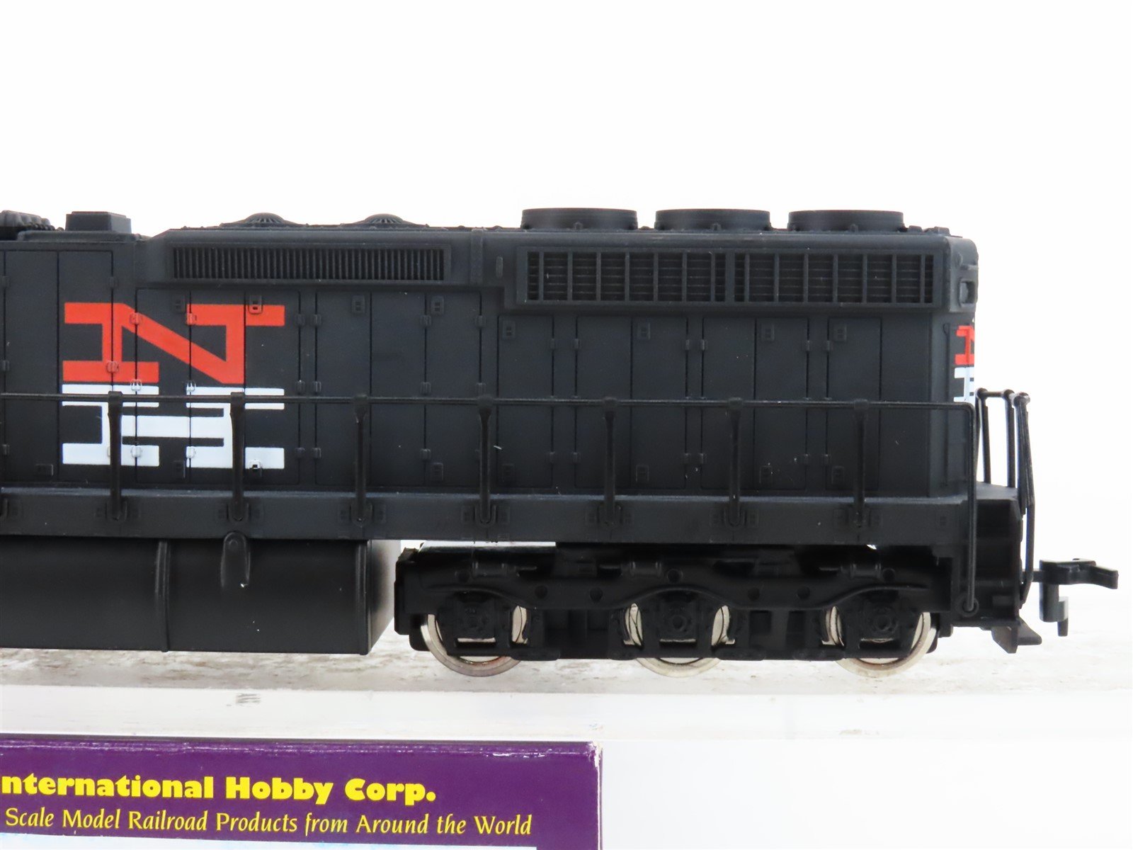HO Scale IHC 3825 NH New Haven SD24 Diesel Locomotive #1214