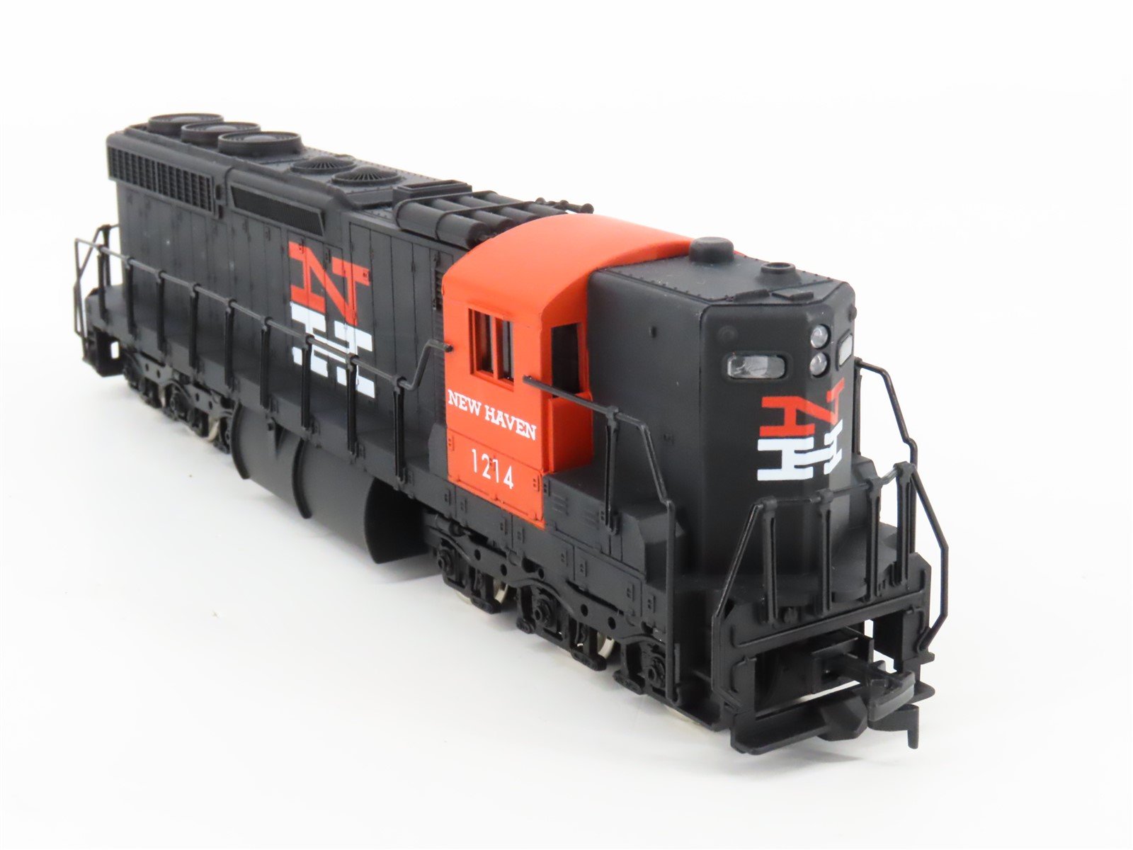 HO Scale IHC 3825 NH New Haven SD24 Diesel Locomotive #1214