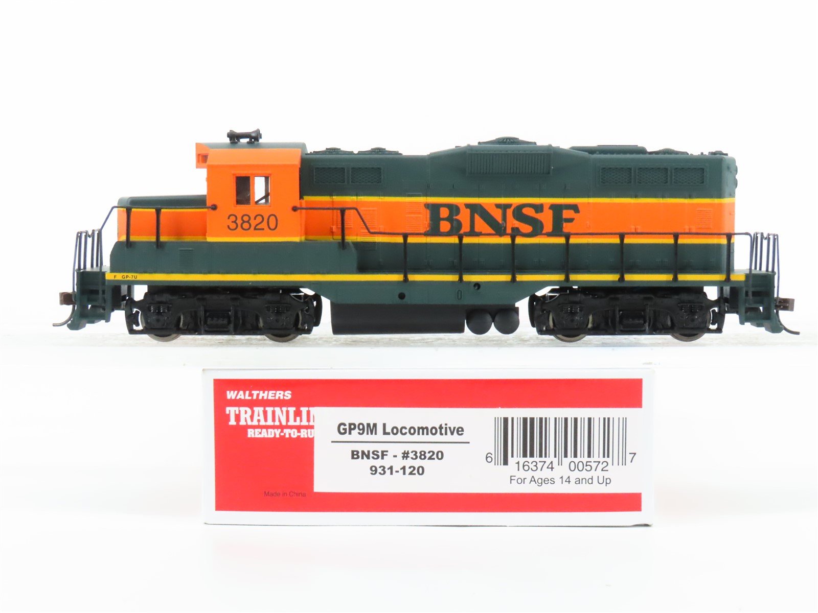 HO Scale Walthers 931-120 BNSF Railroad GP9M Diesel Locomotive #3820