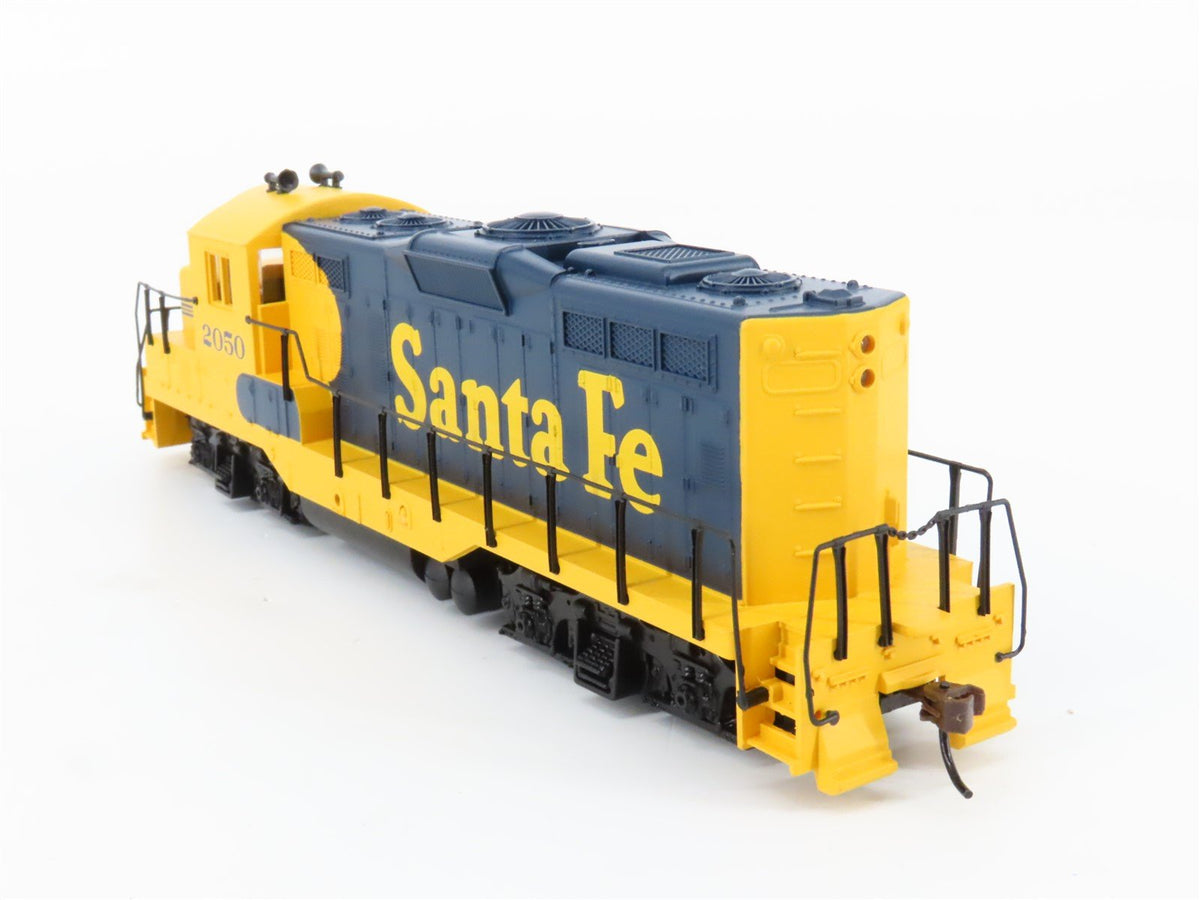 HO Scale Walthers Trainline 931-103 ATSF Santa Fe GP9M Diesel Loco #2050