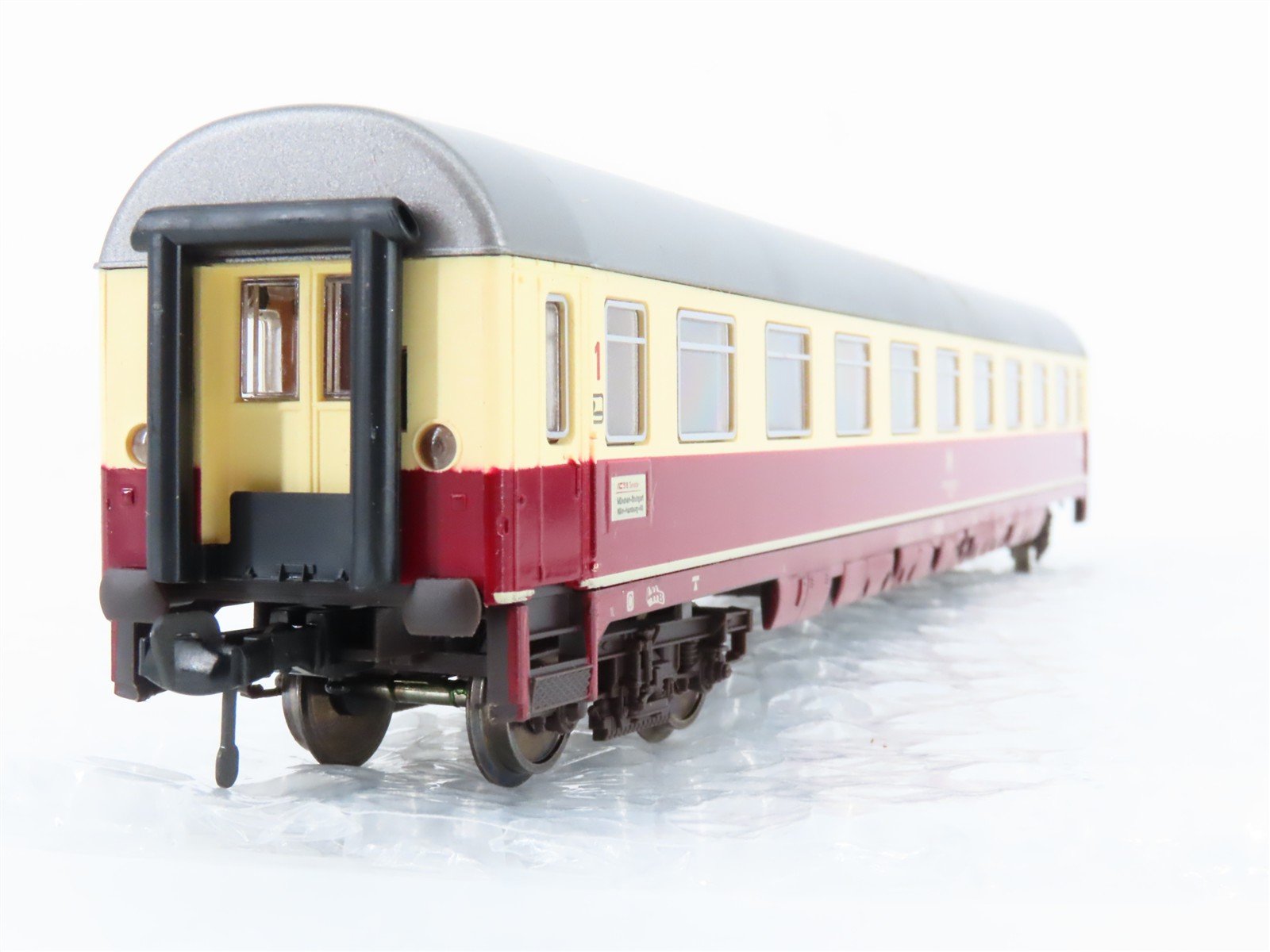 HO Fleischmann 5169 DB Deutsche Bundesbahn 1st Class Corridor Coach Passenger