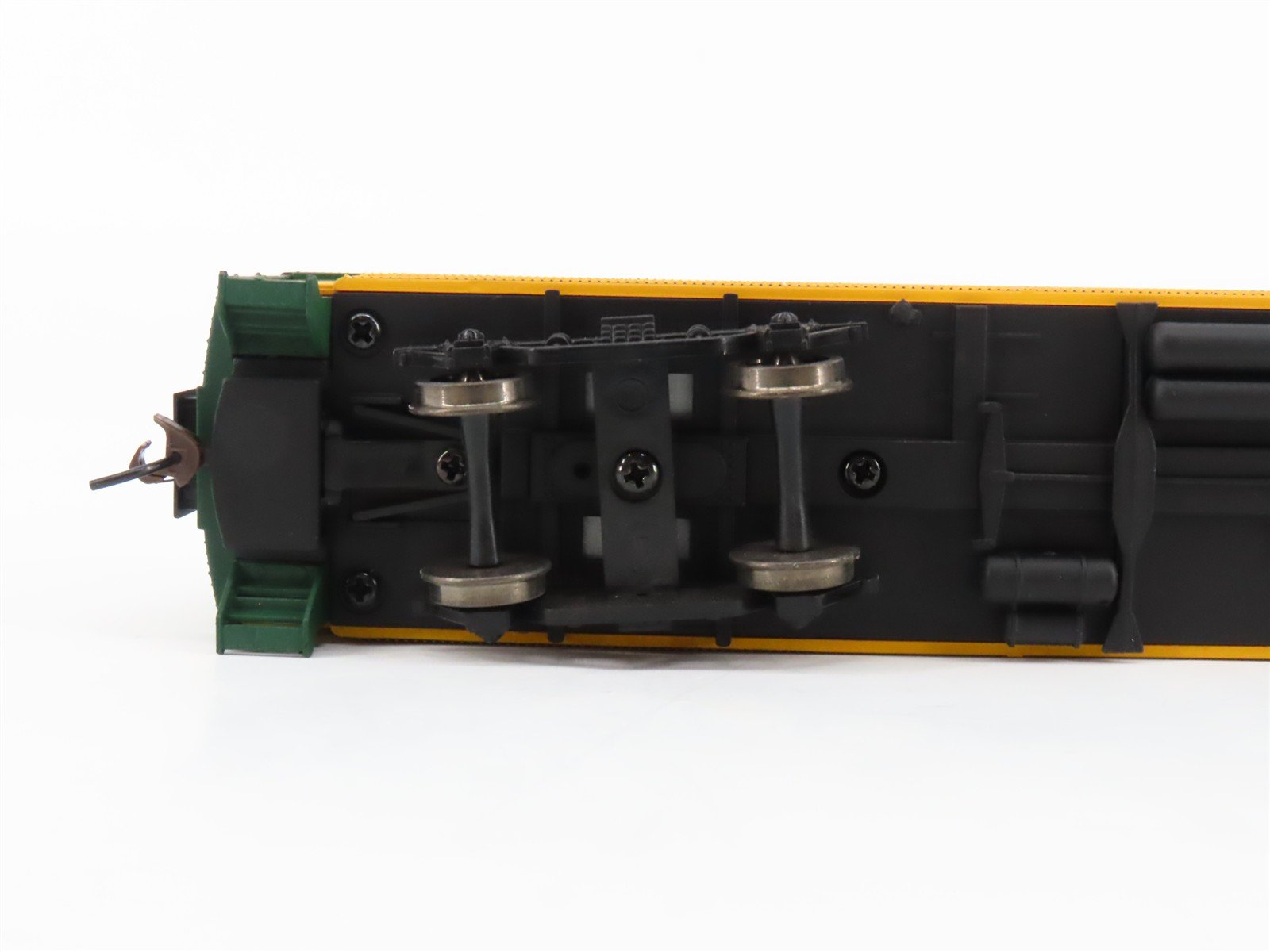 HO Scale Walthers Trainline 931-798 CNW 60' Heavyweight Coach Passenger #3232