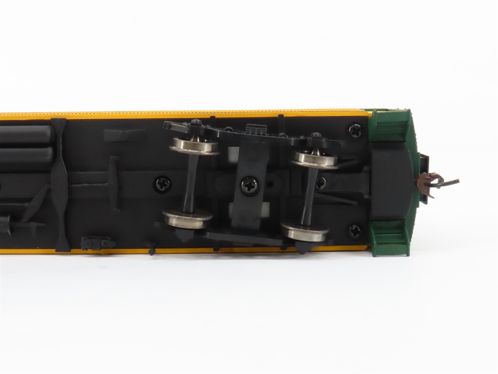 HO Scale Walthers Trainline 931-798 CNW 60' Heavyweight Coach Passenger #3232