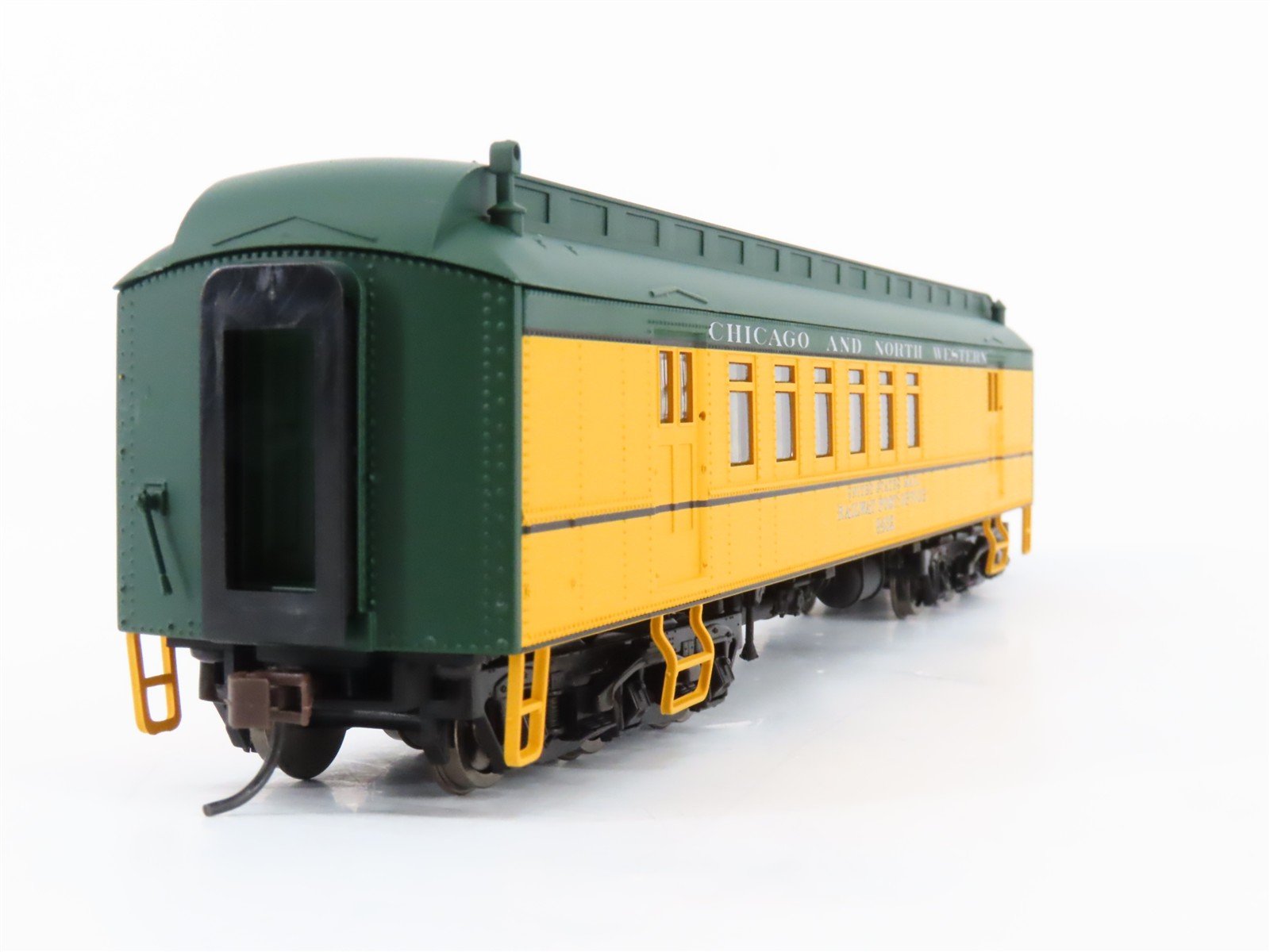 HO Scale Walthers Trainline 931-793 CNW 60' Heavyweight RPO Passenger Car #9432