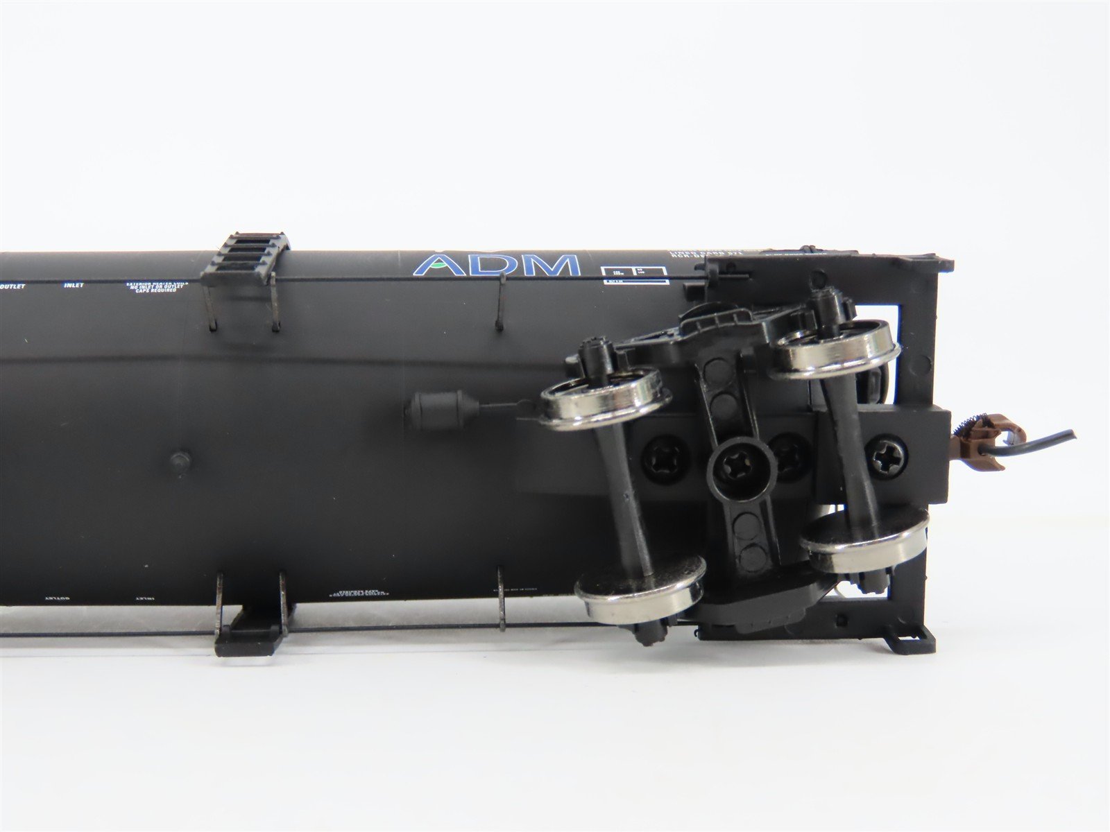 HO Scale Walthers Gold Line 932-7223 ADMX UTLX Funnel Flow Tank Car #15818