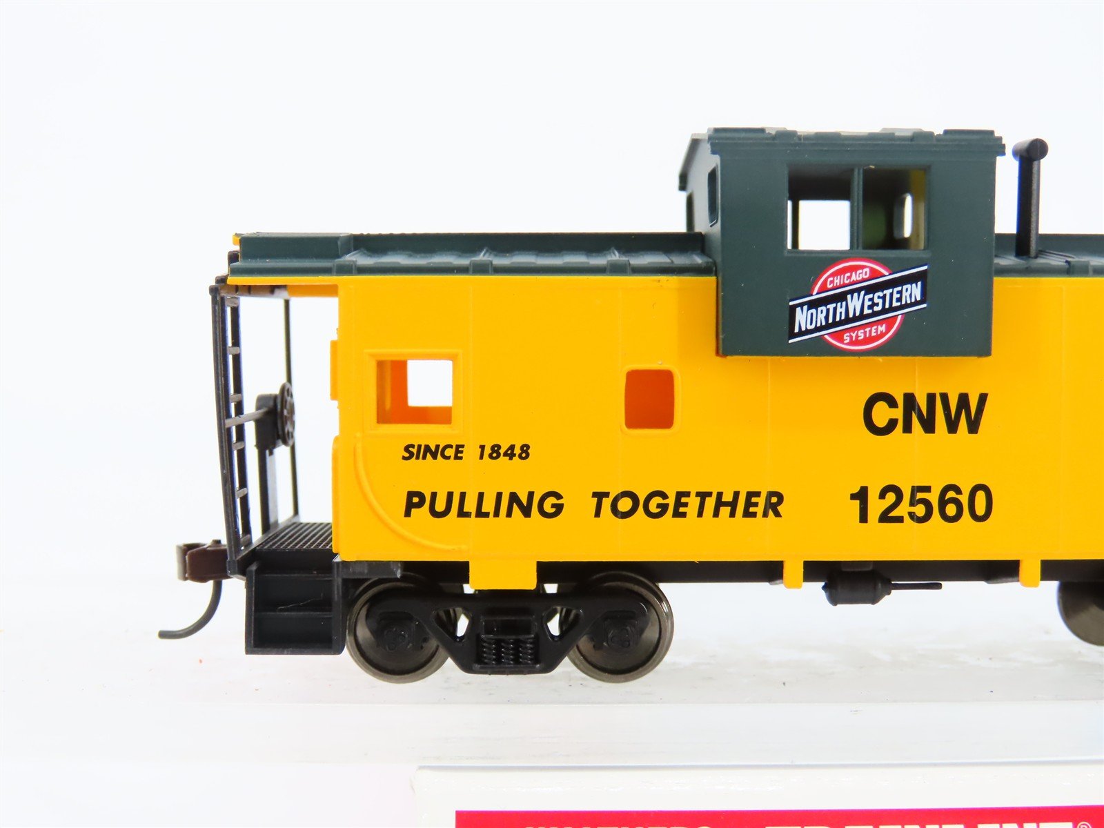 HO Scale Walthers Trainline 931-1510 CNW Chicago North Western Caboose #12560