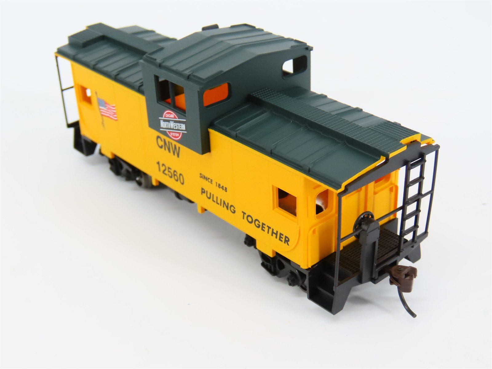 HO Scale Walthers Trainline 931-1510 CNW Chicago North Western Caboose #12560
