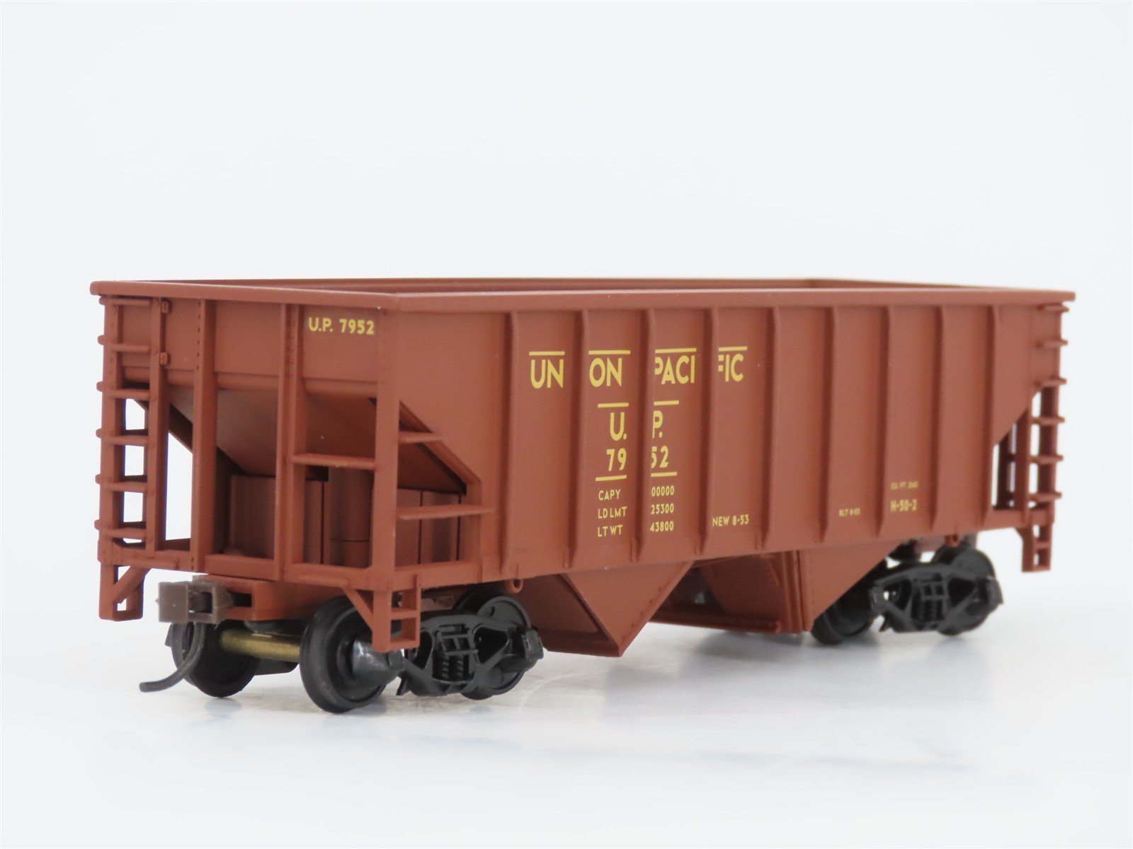 HO Scale Walthers Trainline 931-643 UP Union Pacific Railroad 2-Bay Hopper #7952