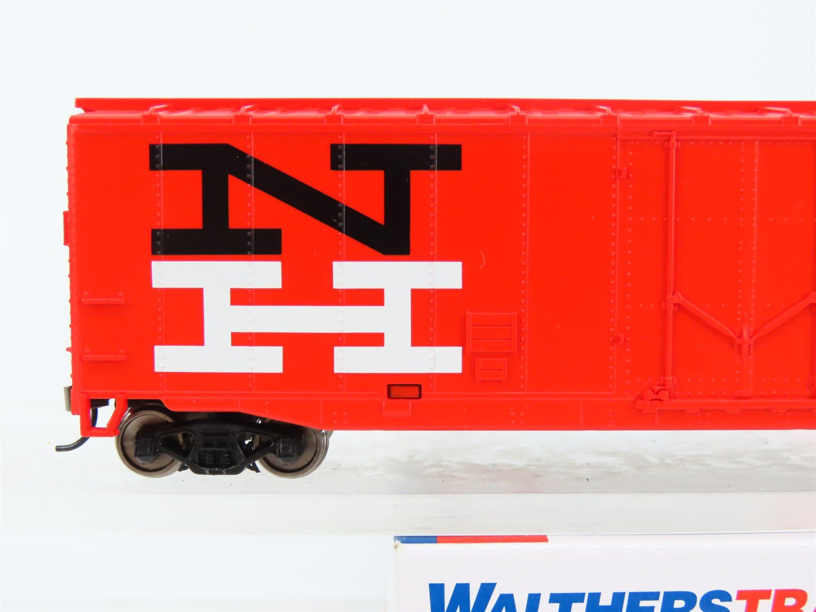 HO Scale Walthers Trainline 931-1406 NH New Haven Plug Door Box Car #38220