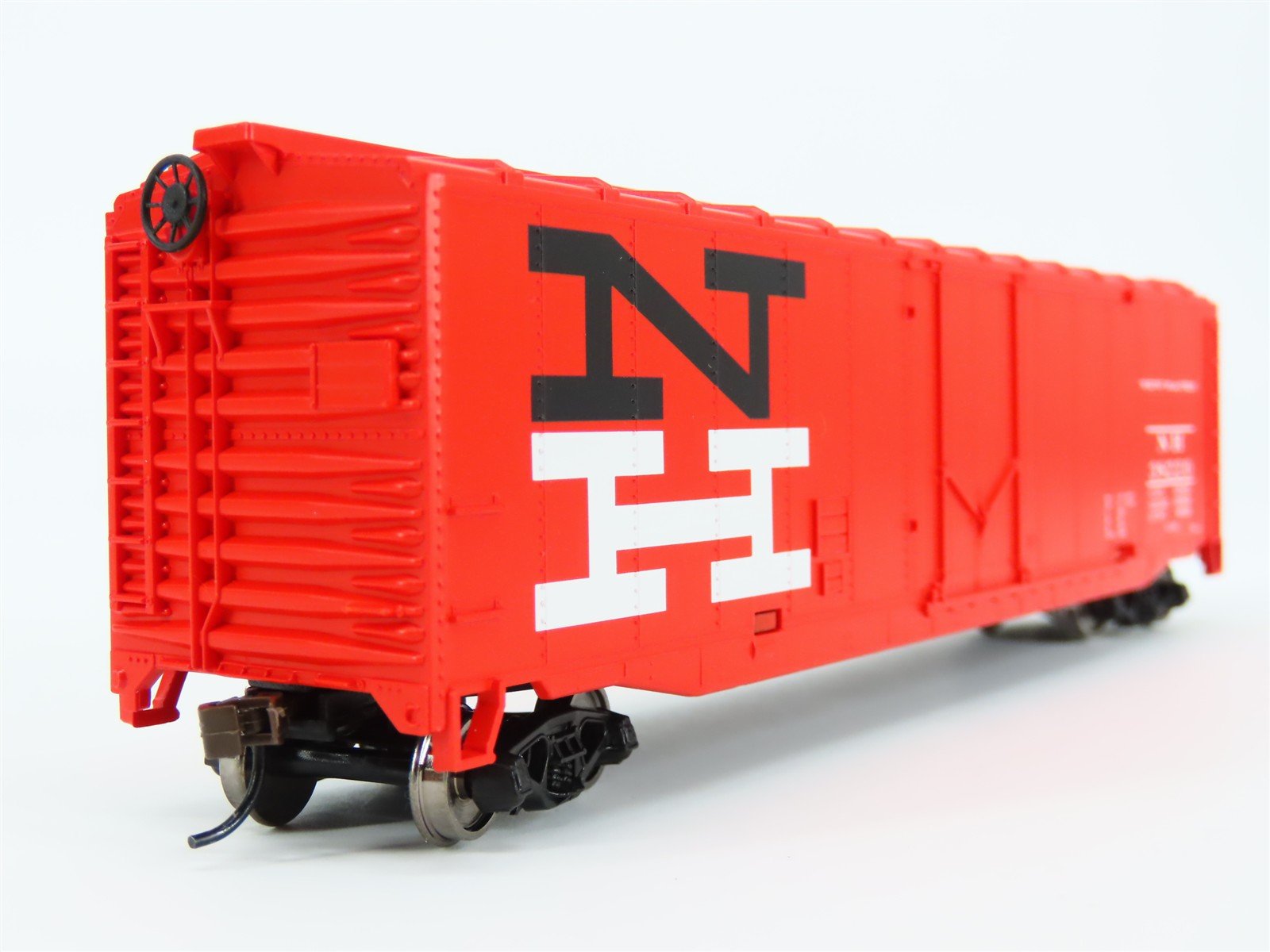 HO Scale Walthers Trainline 931-1406 NH New Haven Plug Door Box Car #38220