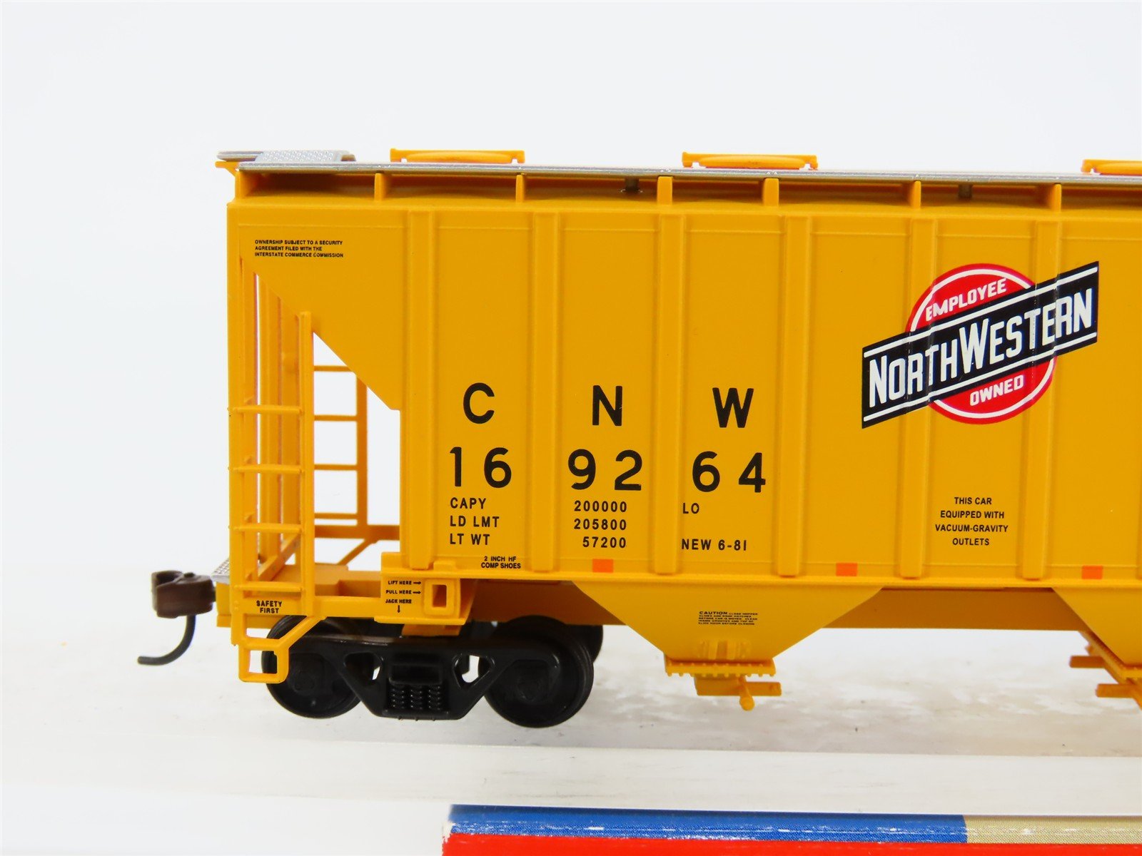 HO Scale Walthers 932-5377 CNW Chicago North Western 2-Bay Hopper #169264
