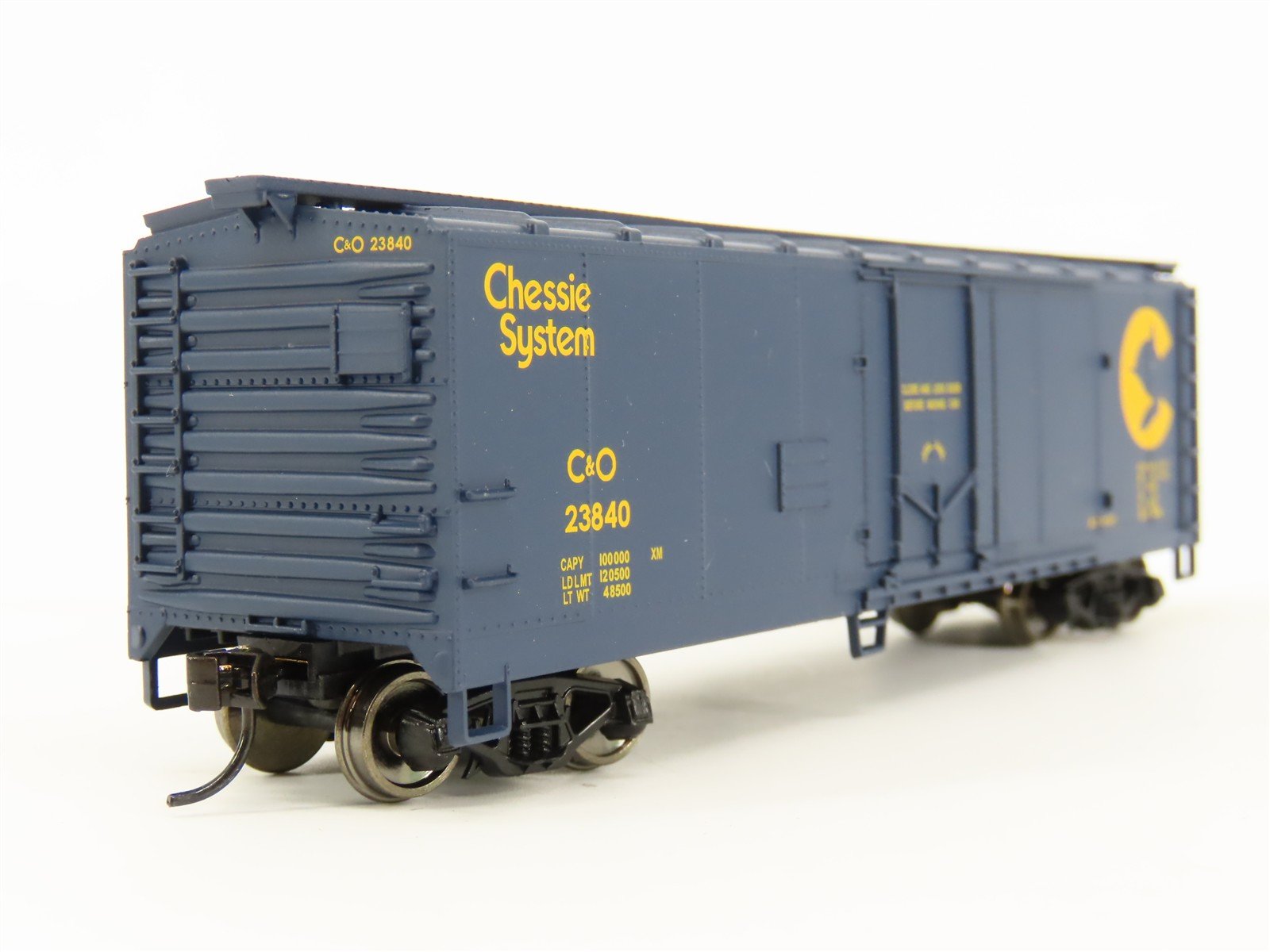 HO Scale Walthers 932-60302 C&O Chessie System 40' Plug Door Box Car #23840