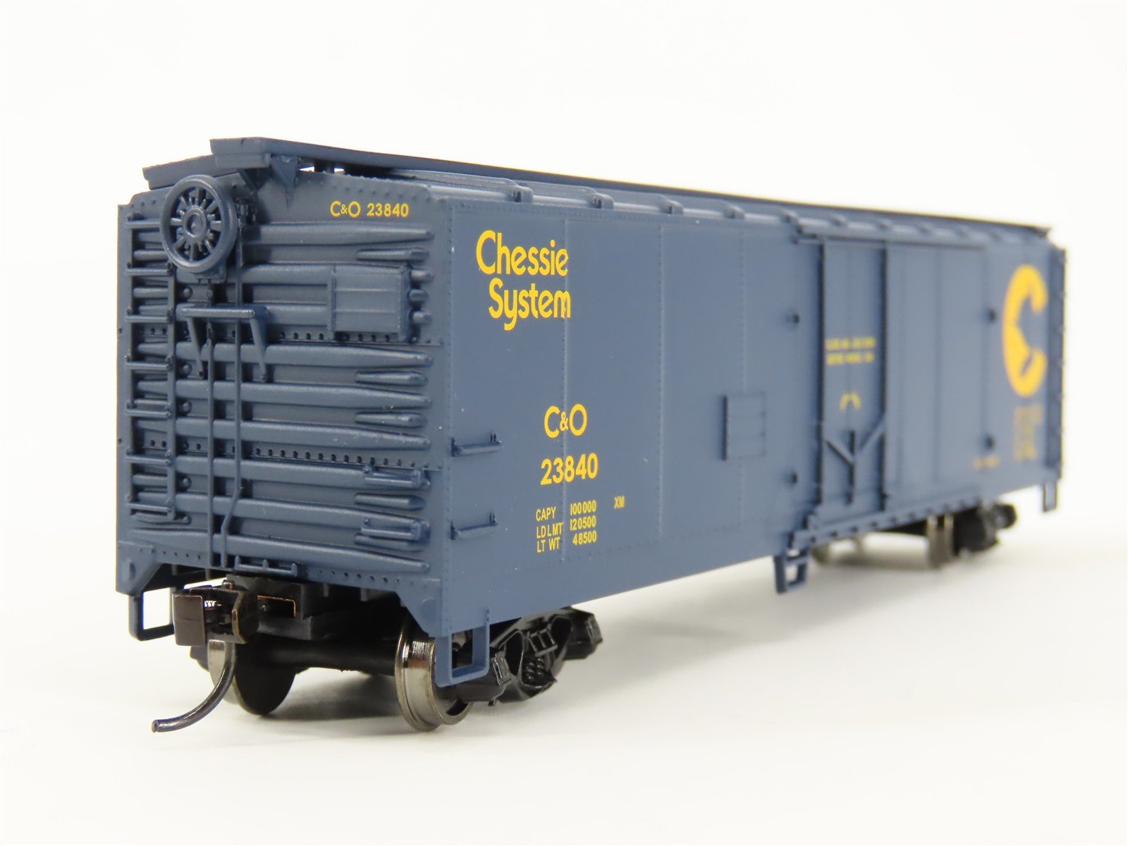 HO Scale Walthers 932-60302 C&O Chessie System 40' Plug Door Box Car #23840