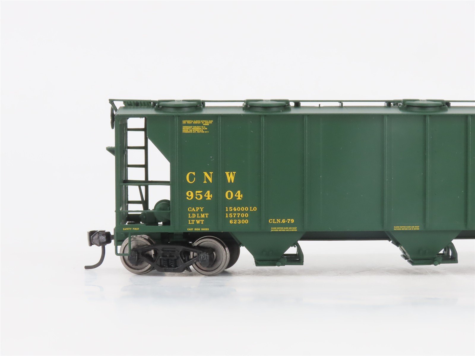 HO Scale Walthers Gold Line 932-7973 CNW PS2 3-Bay Covered Hopper #9540