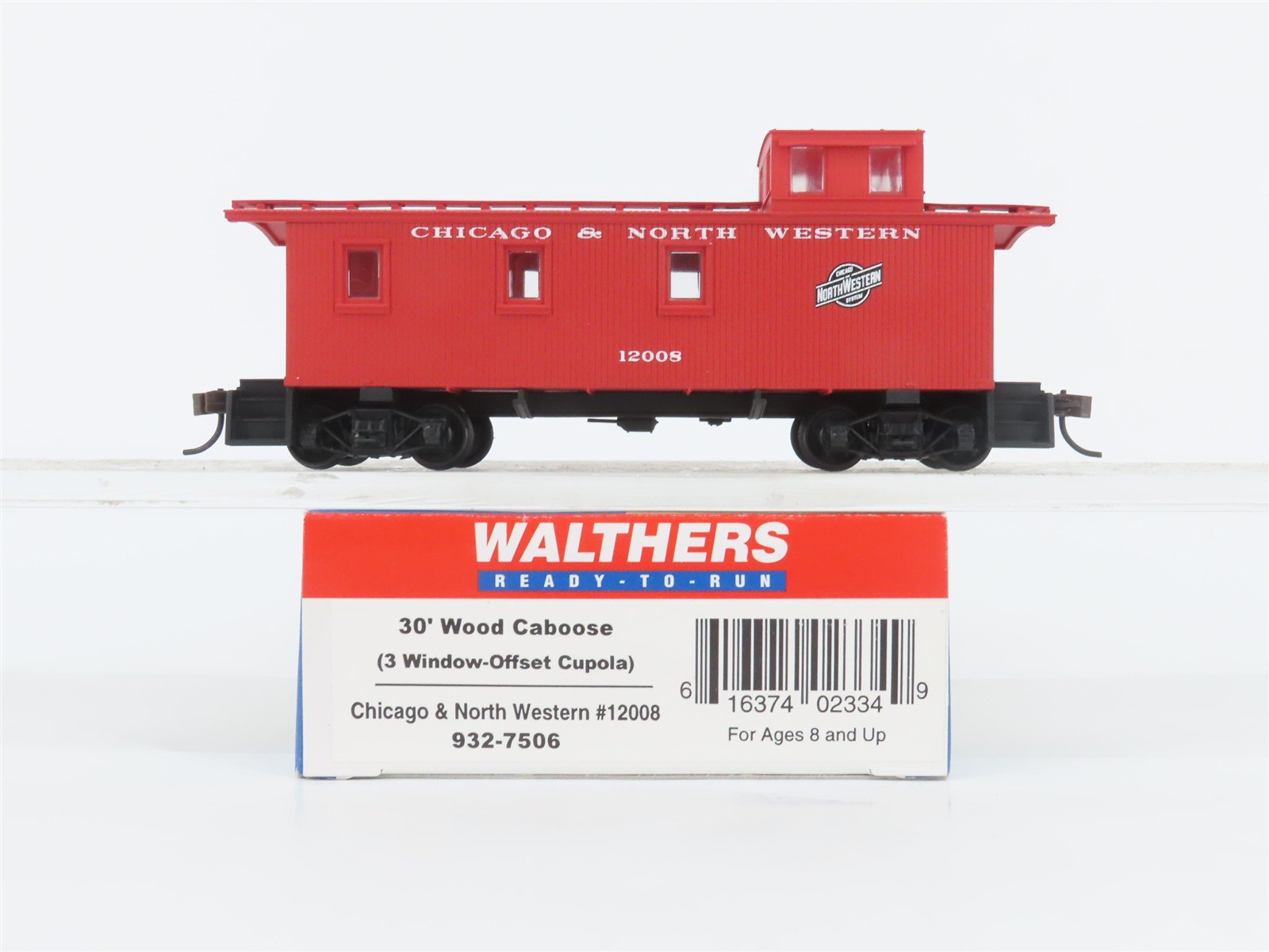 HO Scale Walthers 932-7506 CNW 30' Offset Cupola Wood Caboose #12008