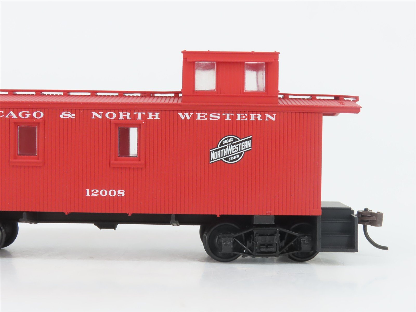 HO Scale Walthers 932-7506 CNW 30' Offset Cupola Wood Caboose #12008