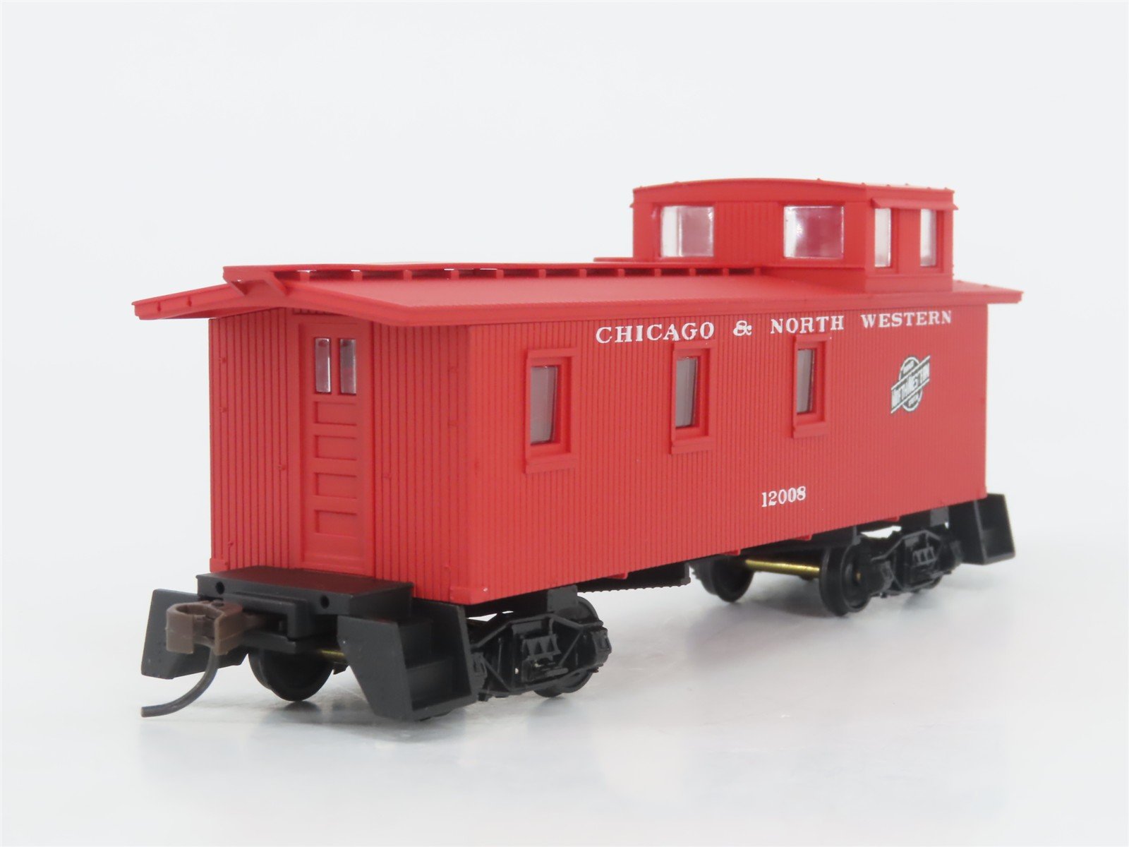 HO Scale Walthers 932-7506 CNW 30' Offset Cupola Wood Caboose #12008