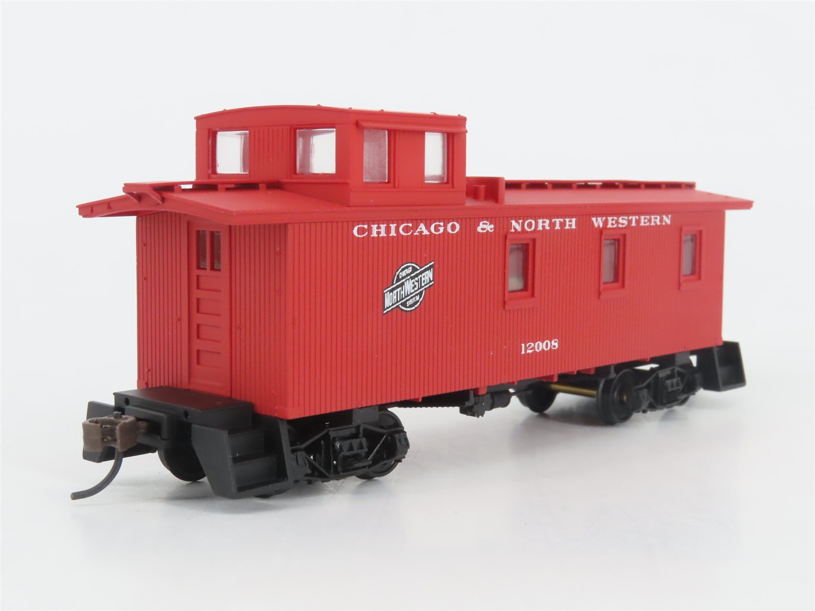HO Scale Walthers 932-7506 CNW 30' Offset Cupola Wood Caboose #12008
