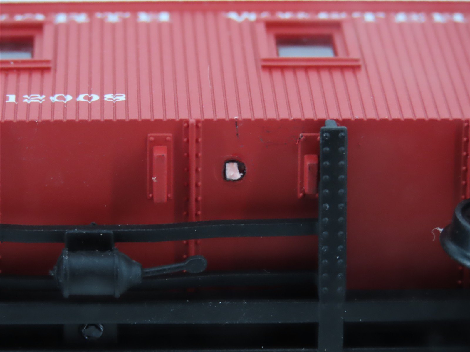 HO Scale Walthers 932-7506 CNW 30' Offset Cupola Wood Caboose #12008