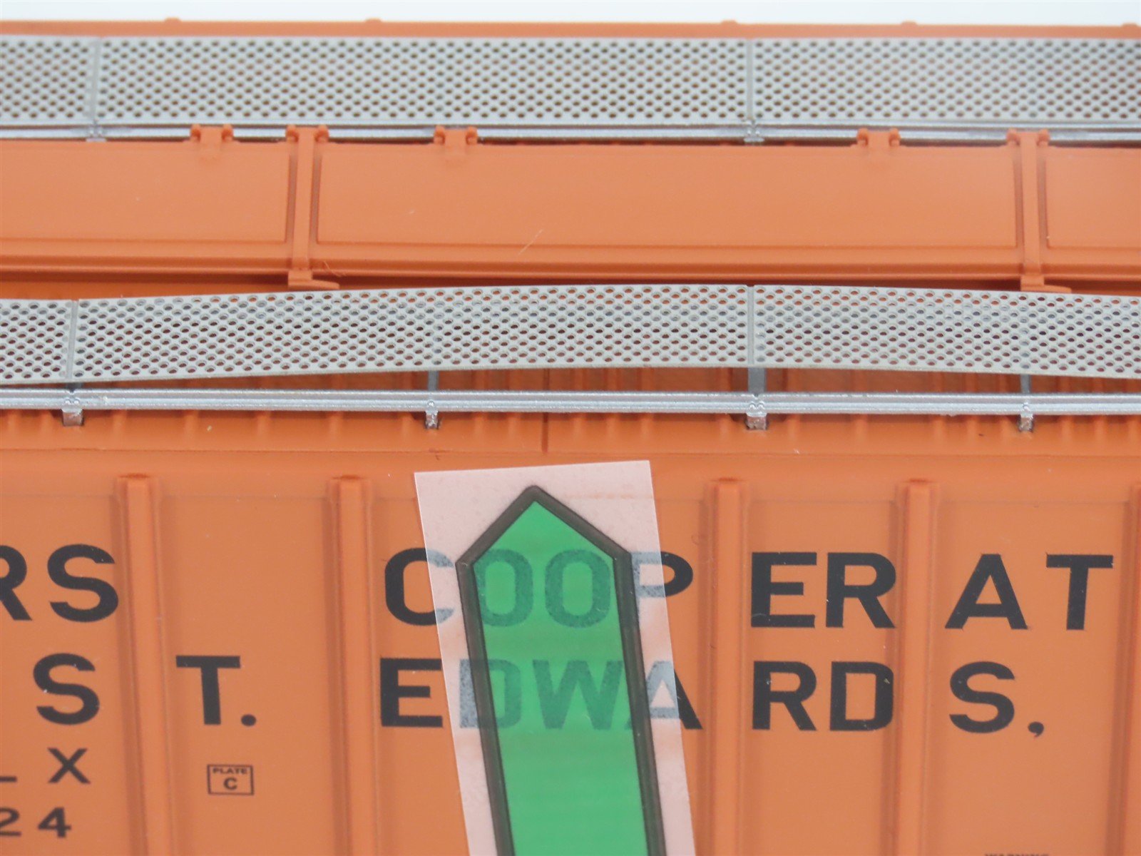 HO Walthers Proto 920-106160 USLX Farmer's Co-op 3-Bay Covered Hopper #26724