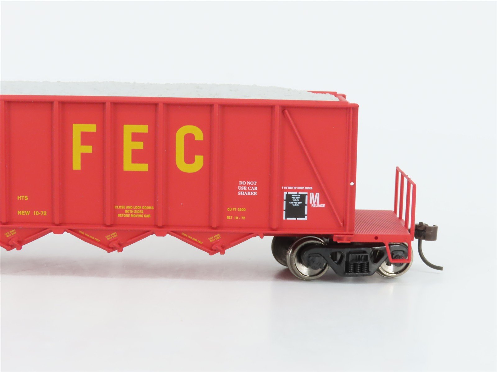 HO Walthers Gold 932-37070 FEC 40' 3-Bay Ortner Aggregate Hoppers 3-Pack w/ Load