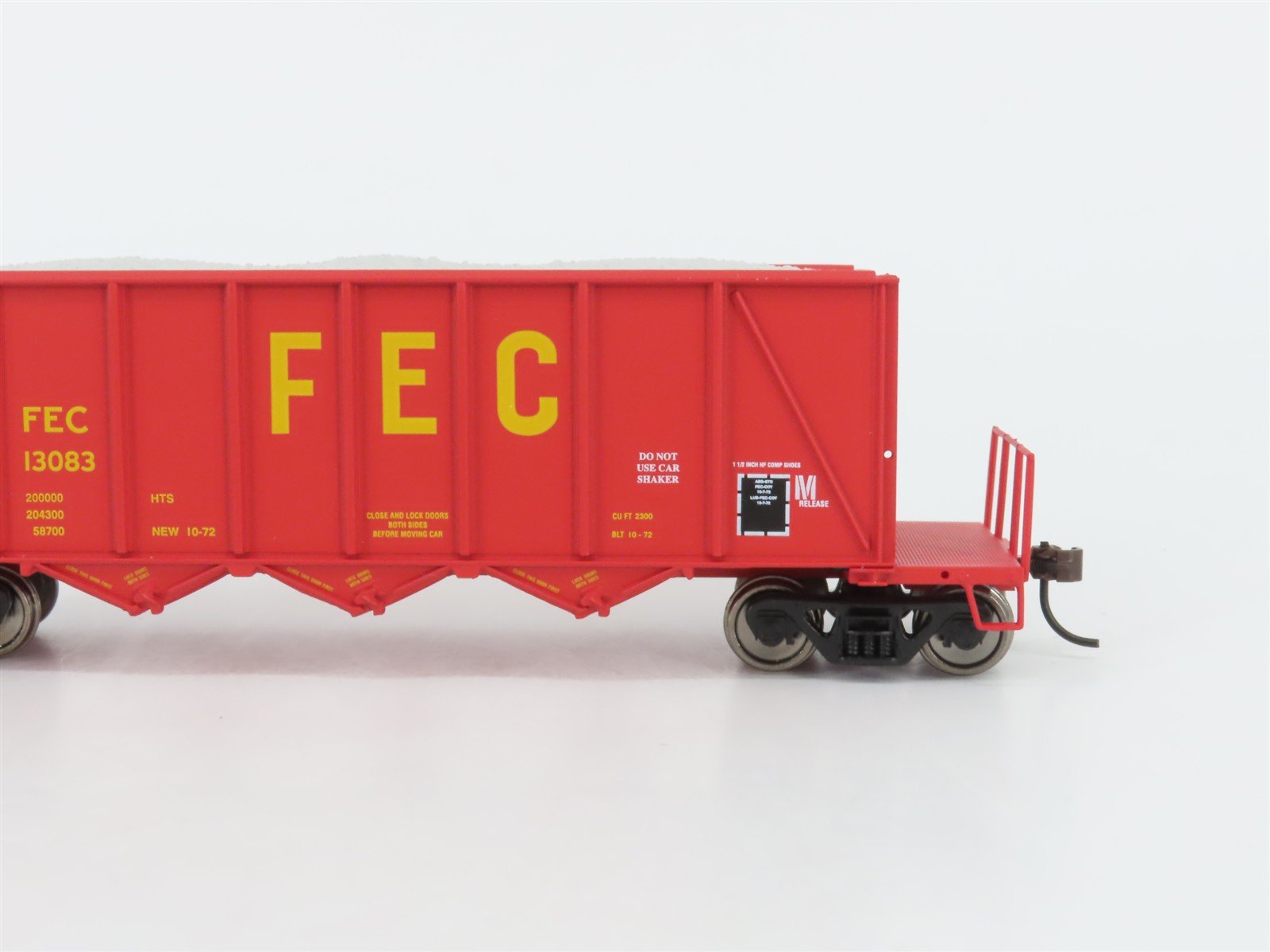 HO Walthers Gold 932-37070 FEC 40' 3-Bay Ortner Aggregate Hoppers 3-Pack w/ Load