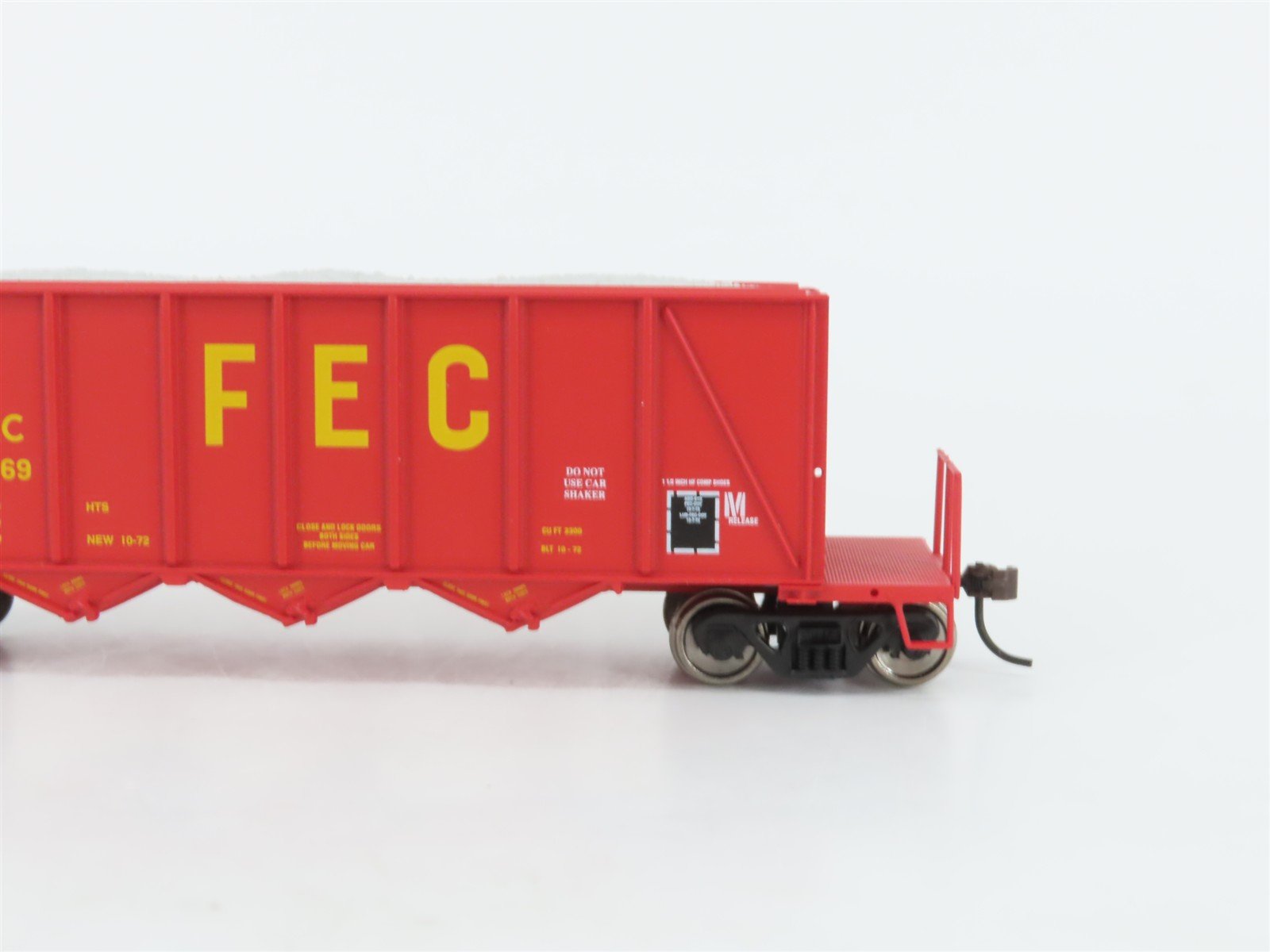 HO Walthers Gold 932-37070 FEC 40' 3-Bay Ortner Aggregate Hoppers 3-Pack w/ Load