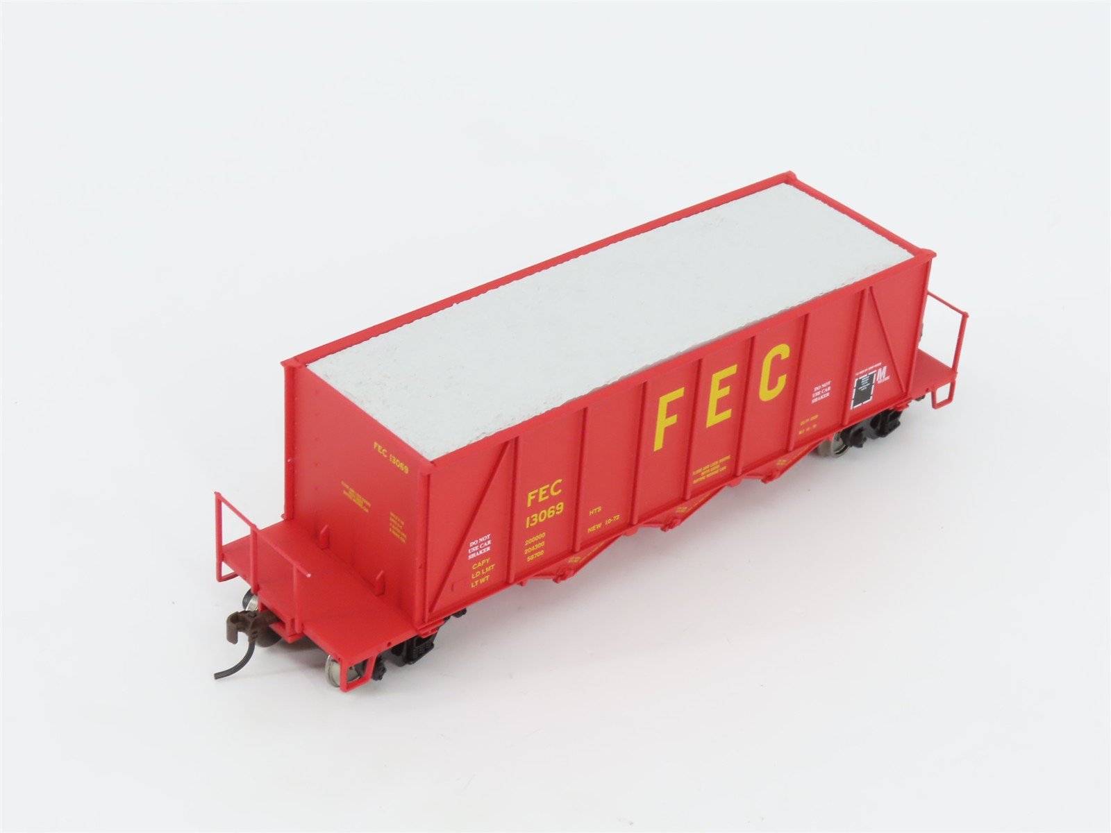 HO Walthers Gold 932-37070 FEC 40' 3-Bay Ortner Aggregate Hoppers 3-Pack w/ Load