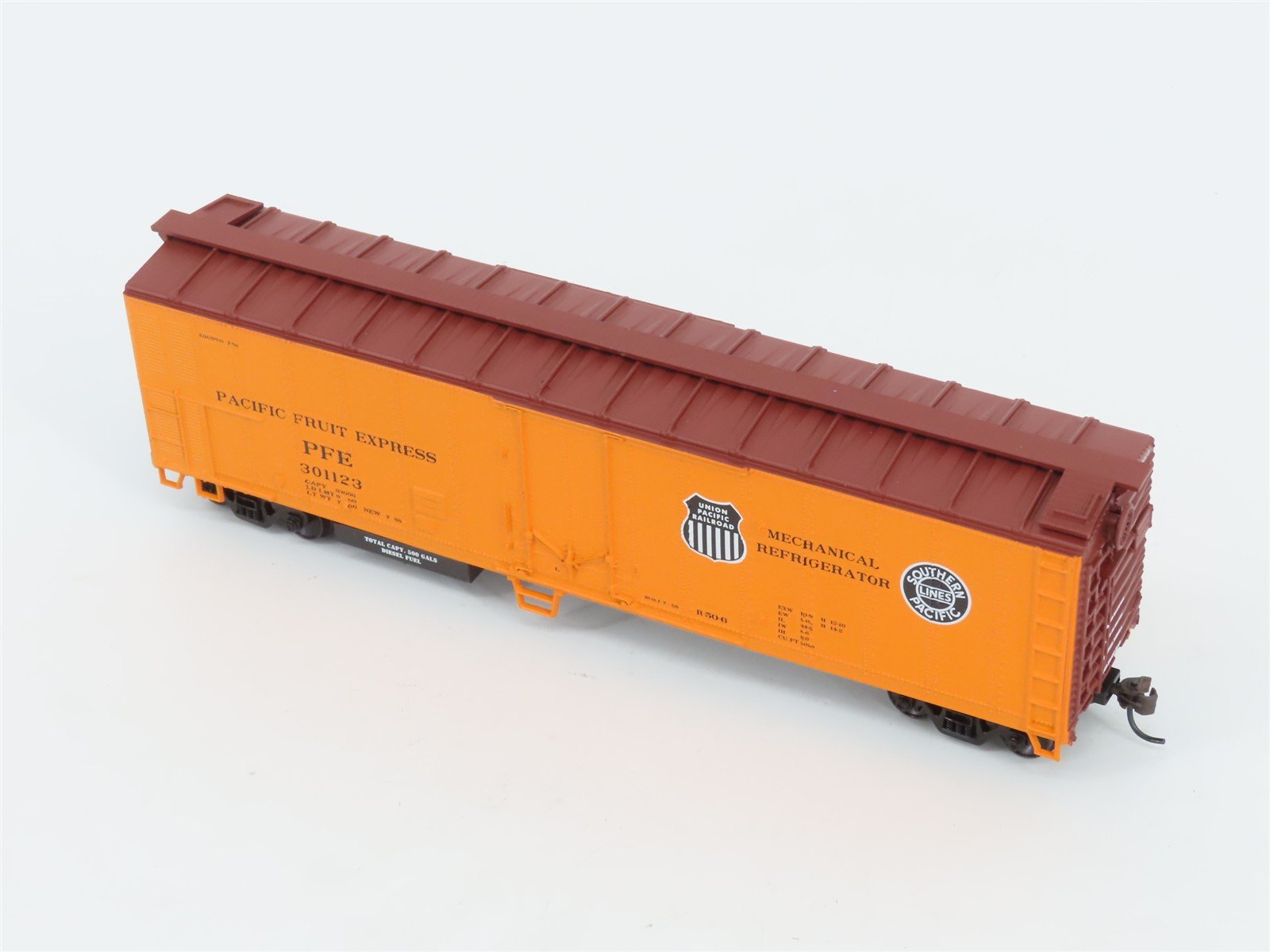 HO Scale Athearn 7553 PFE Pacific Fruit Express 50' Mech Reefer #301123