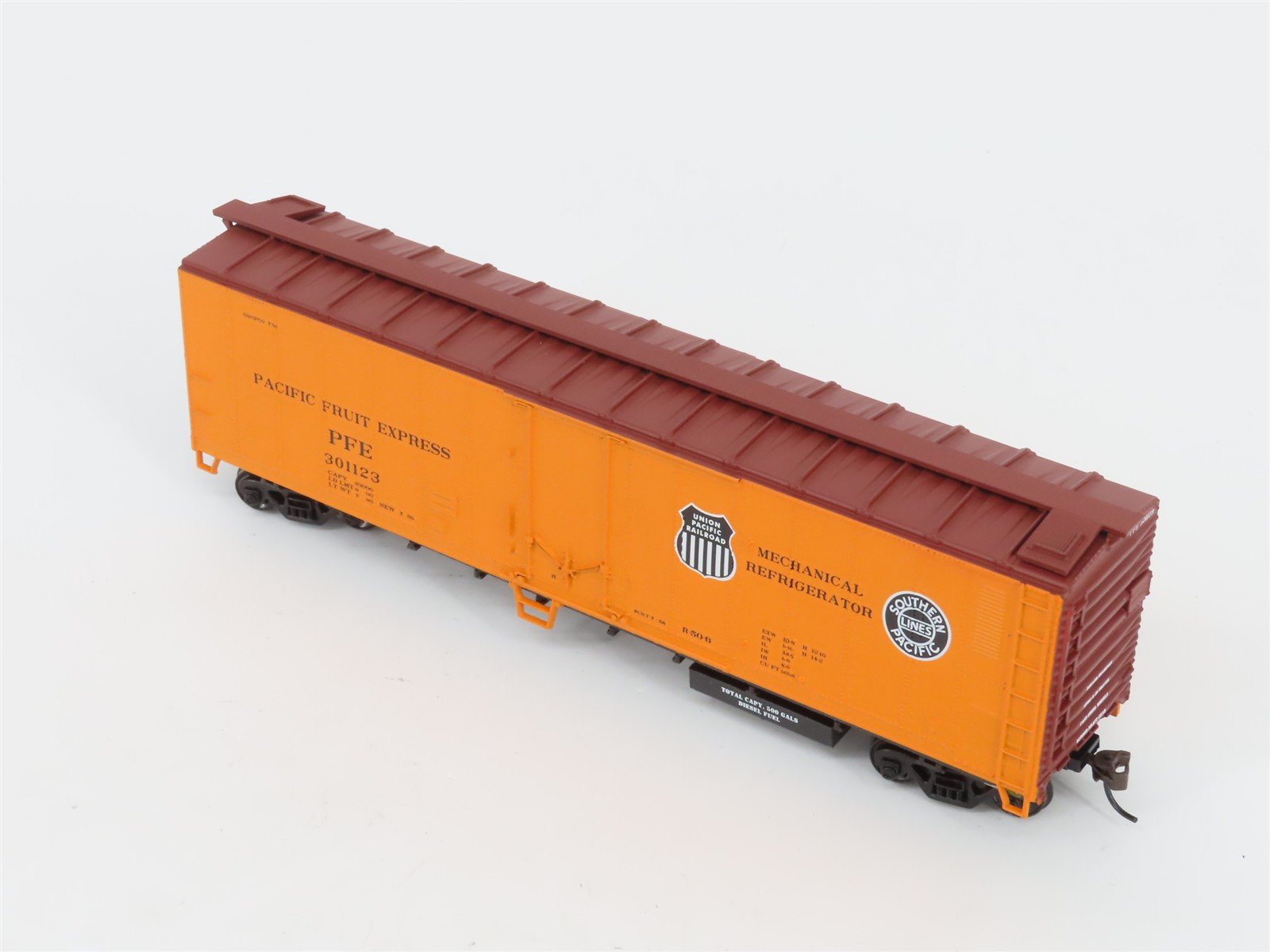 HO Scale Athearn 7553 PFE Pacific Fruit Express 50' Mech Reefer #301123
