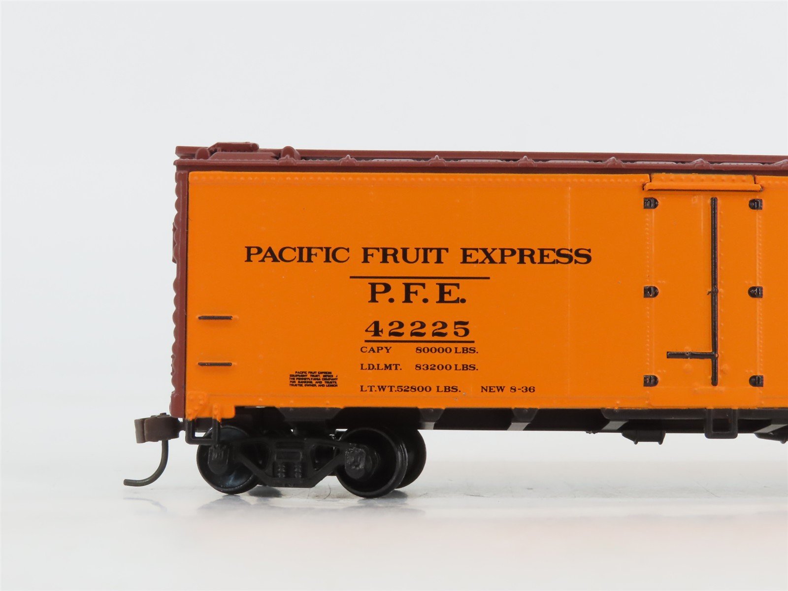 HO Scale Athearn 7127 PFE Pacific Fruit Express 40' Steel Reefer #42225