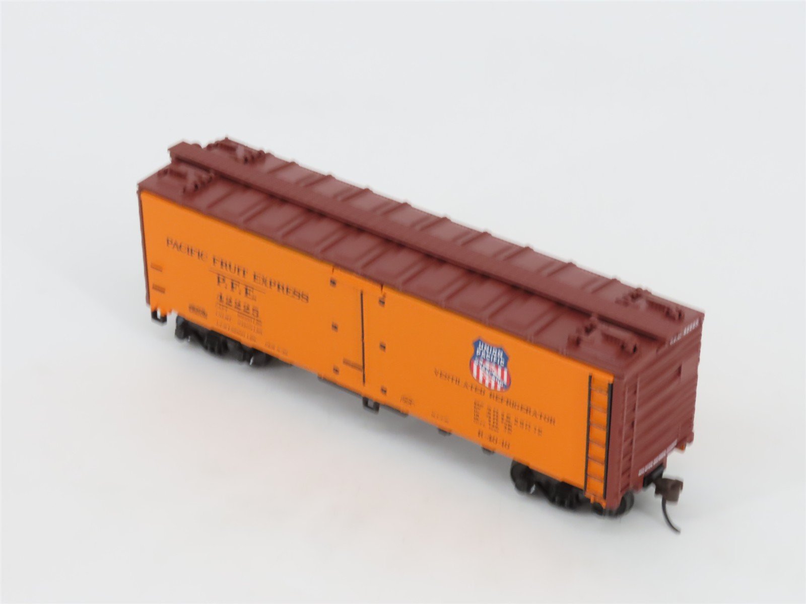 HO Scale Athearn 7127 PFE Pacific Fruit Express 40' Steel Reefer #42225