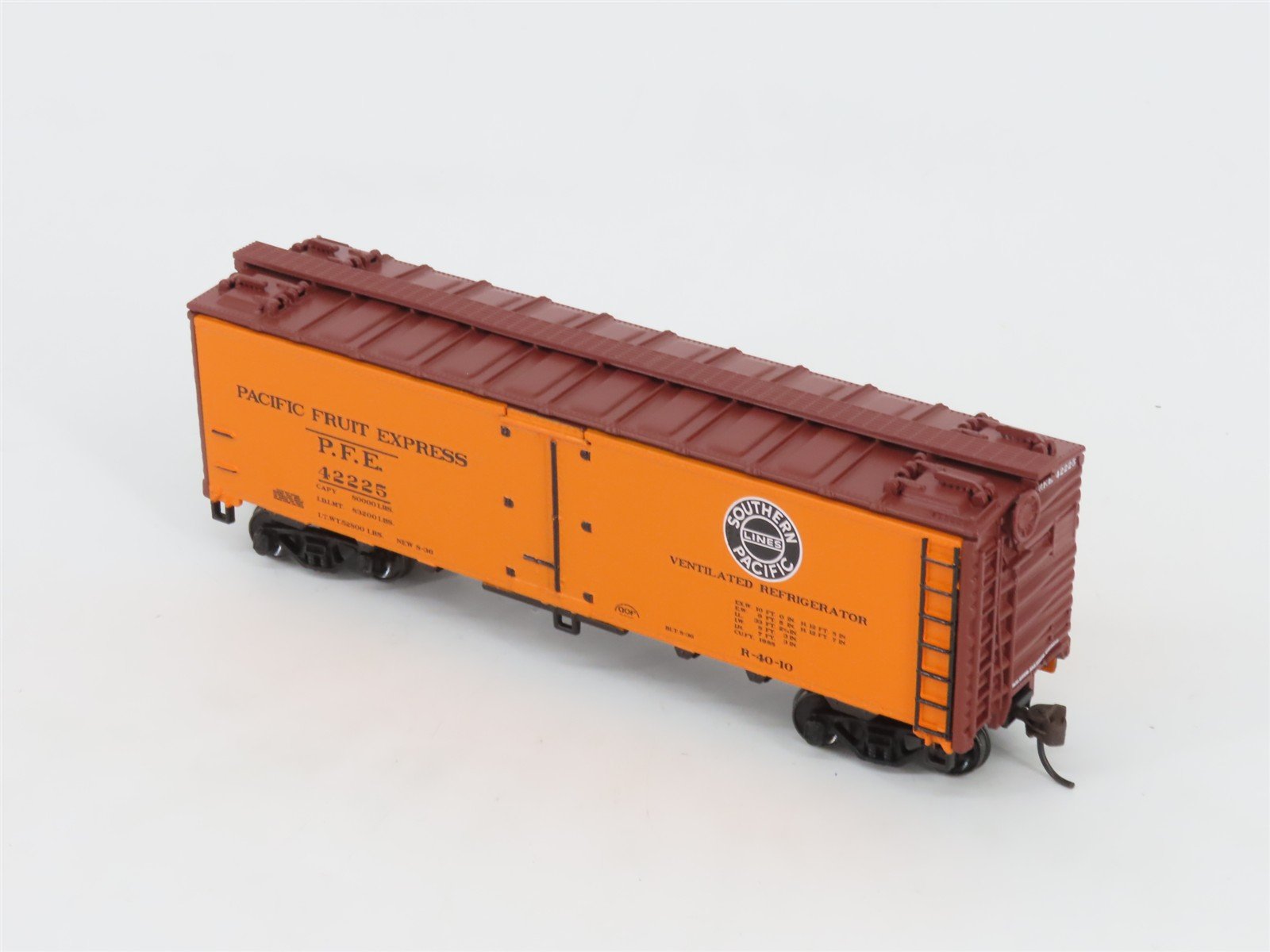 HO Scale Athearn 7127 PFE Pacific Fruit Express 40' Steel Reefer #42225