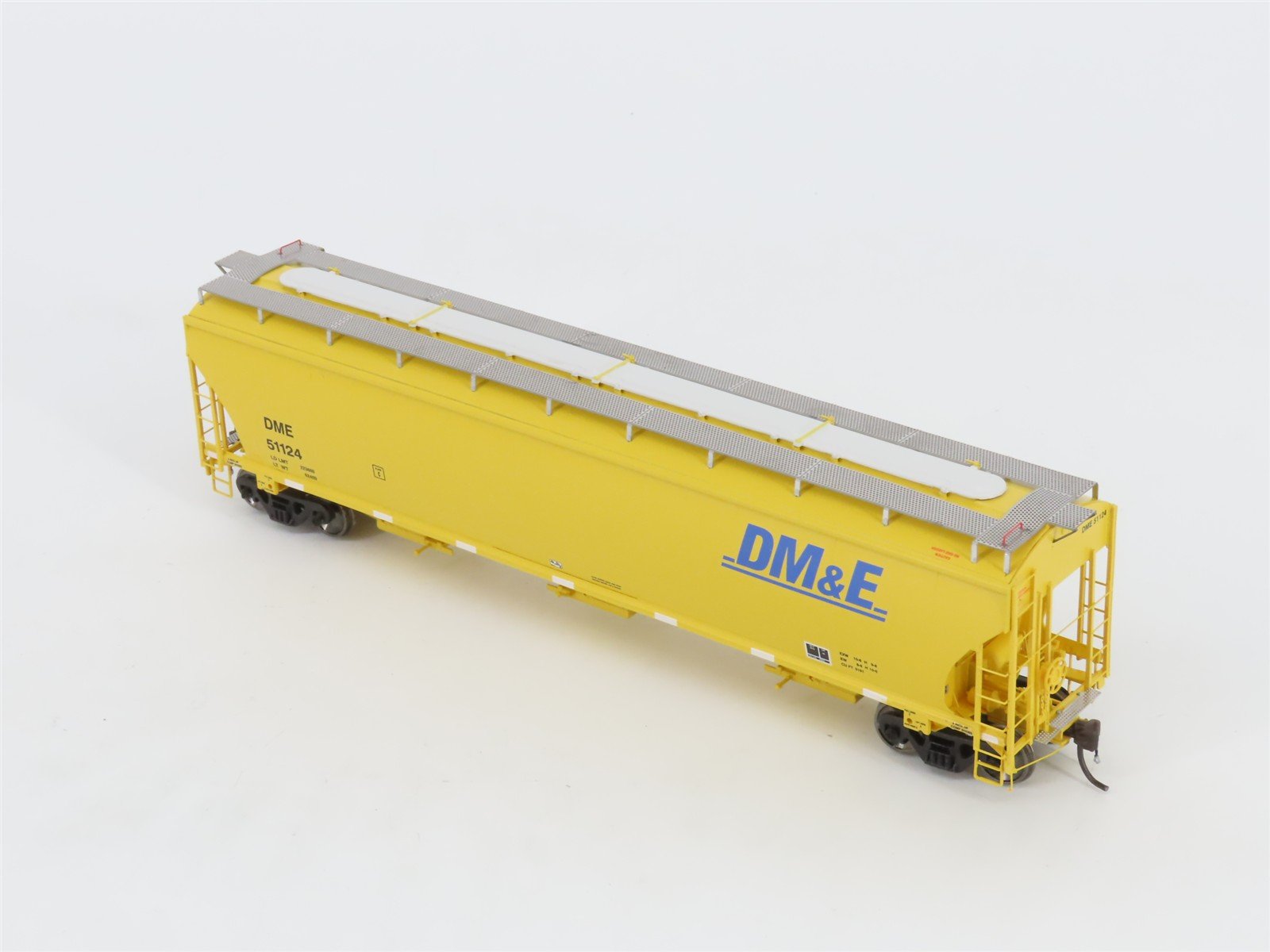 HO Athearn Genesis G4260 DM&E Trinity 5161 cu. ft. 3-Bay Covered Hopper #51124
