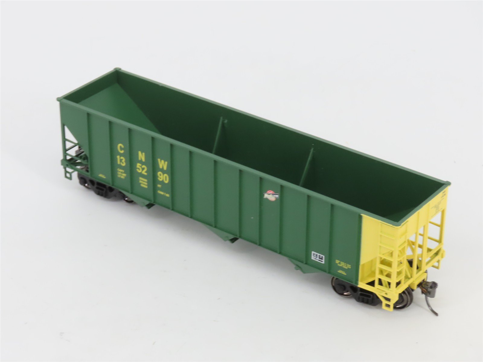 HO Scale Bowser Executive 40630 CNW Chicago & North Western 3-Bay Hopper #135290