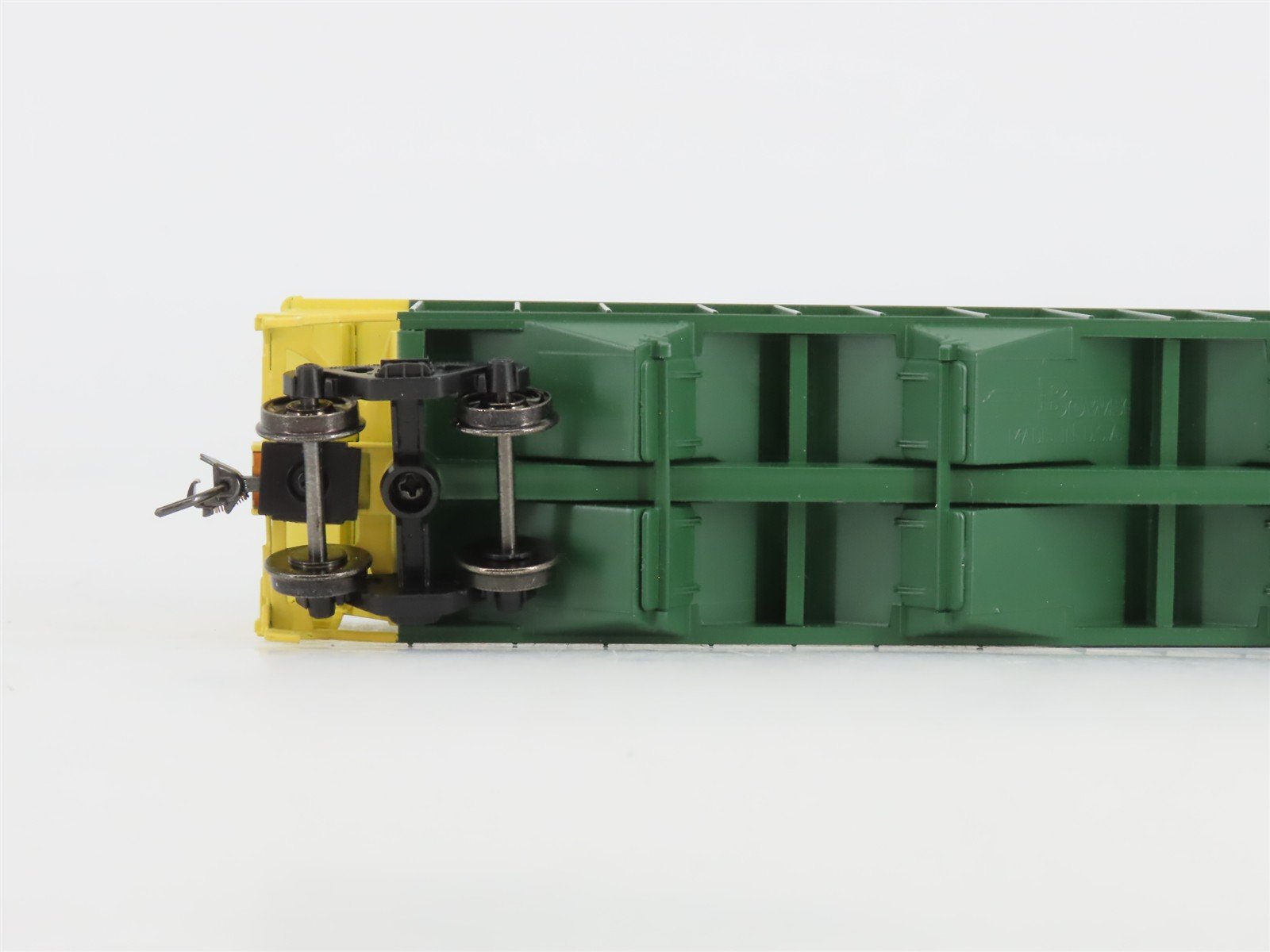 HO Scale Bowser Executive 40630 CNW Chicago & North Western 3-Bay Hopper #135290