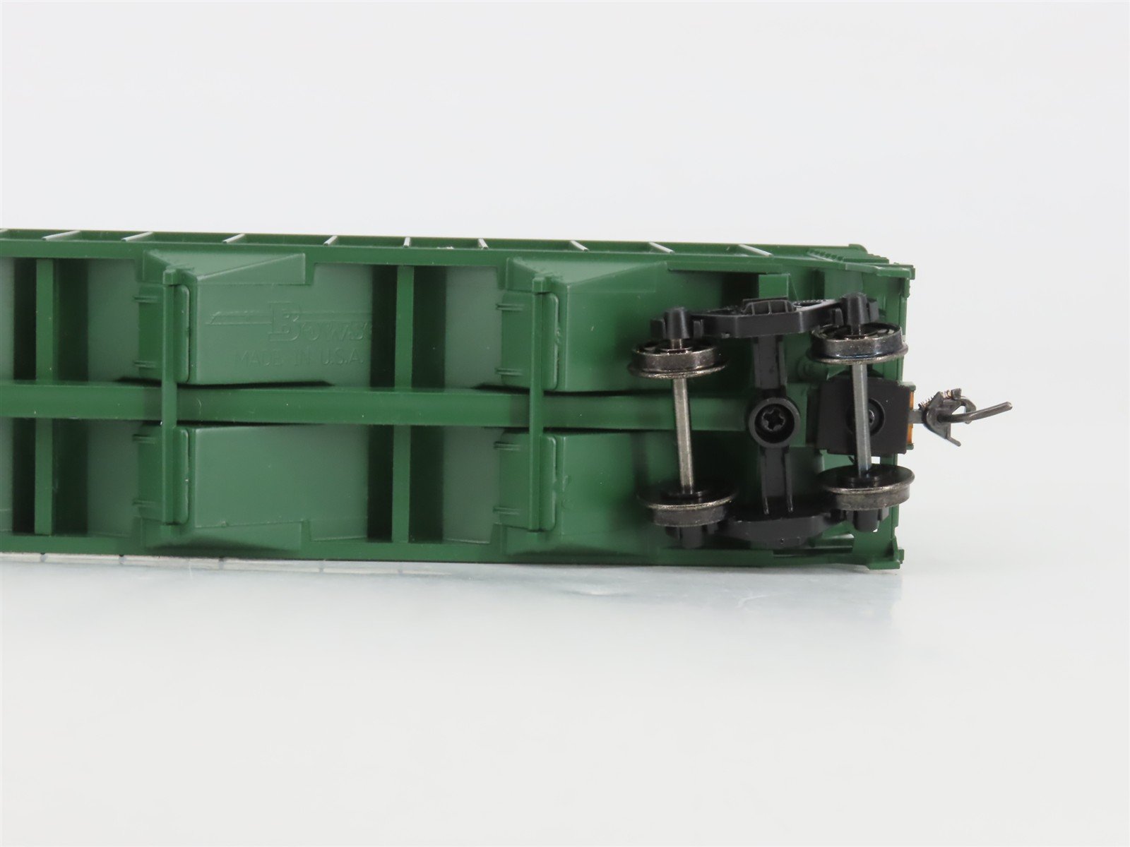 HO Scale Bowser Executive 40630 CNW Chicago & North Western 3-Bay Hopper #135290