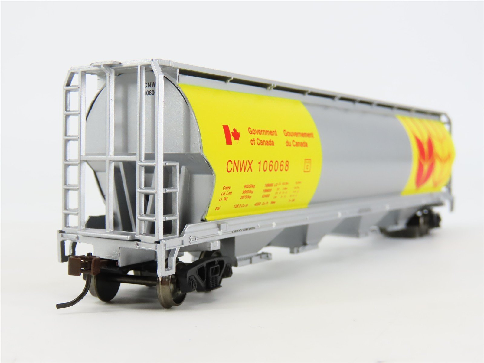 HO Scale Bachmann Silver Series 19136 CNWX Govt. of Canada 4-Bay Hopper #106068