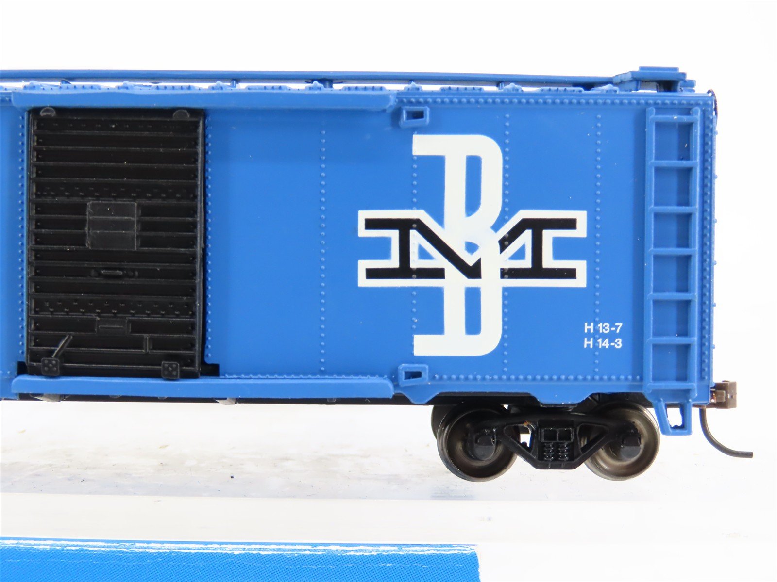 HO Scale Bachmann Silver Series 17048 BM Boston & Maine 40' Box Car #77027