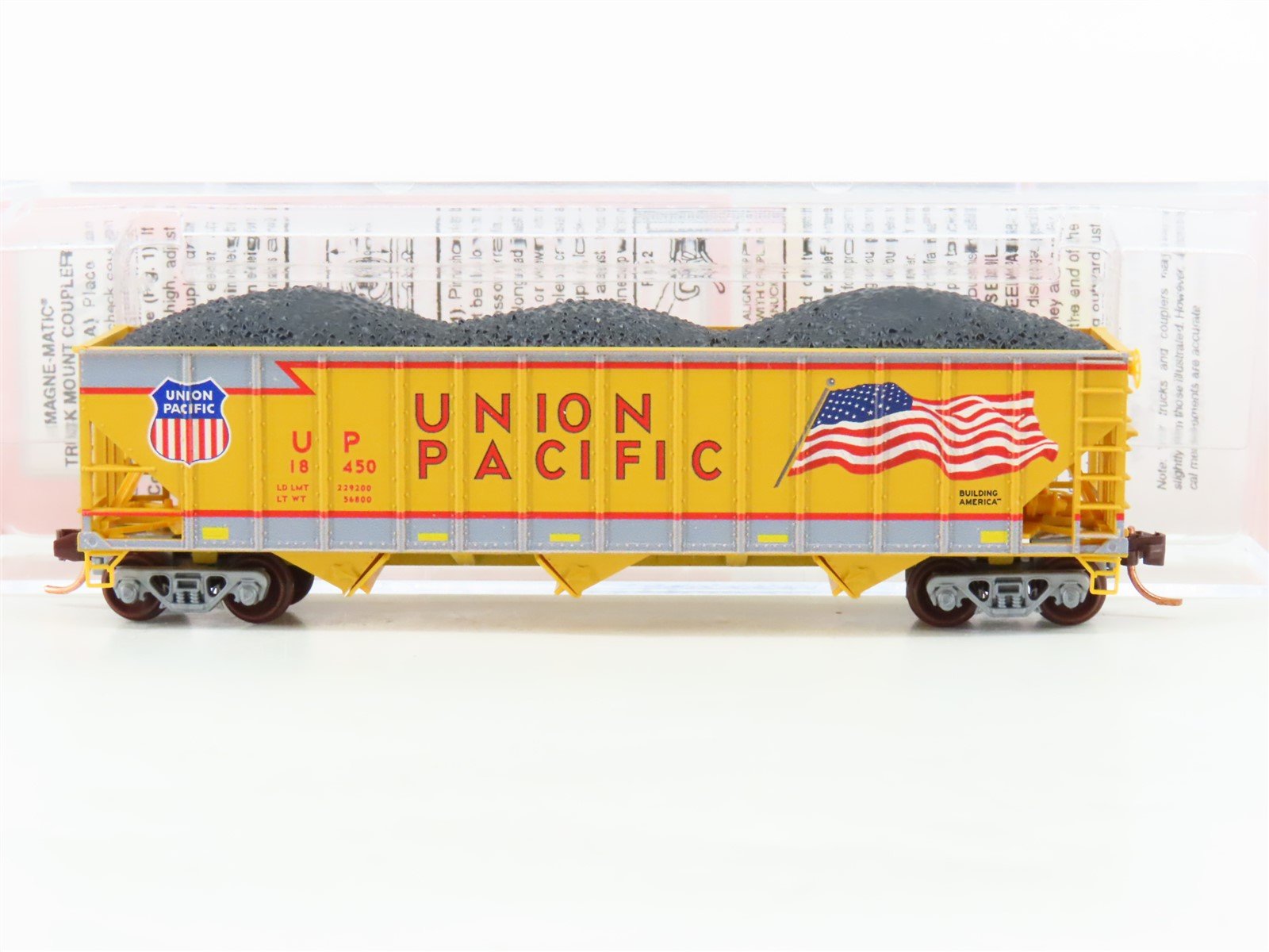 N Micro-Trains MTL NSE 17-01 UP Union Pacific "Flag" 3-Bay Hopper #18450 w/ Load