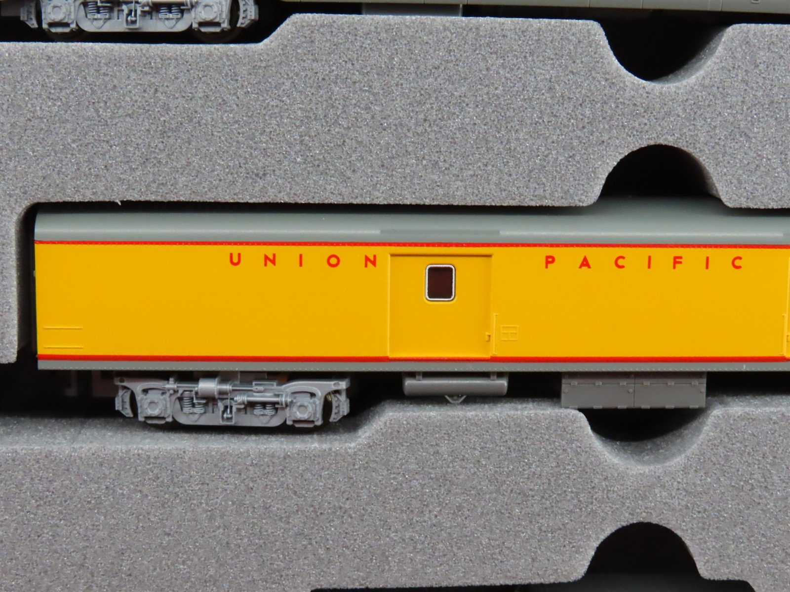 N Scale KATO 106-024 UP Union Pacific Smooth Side Passenger 4-Car Set