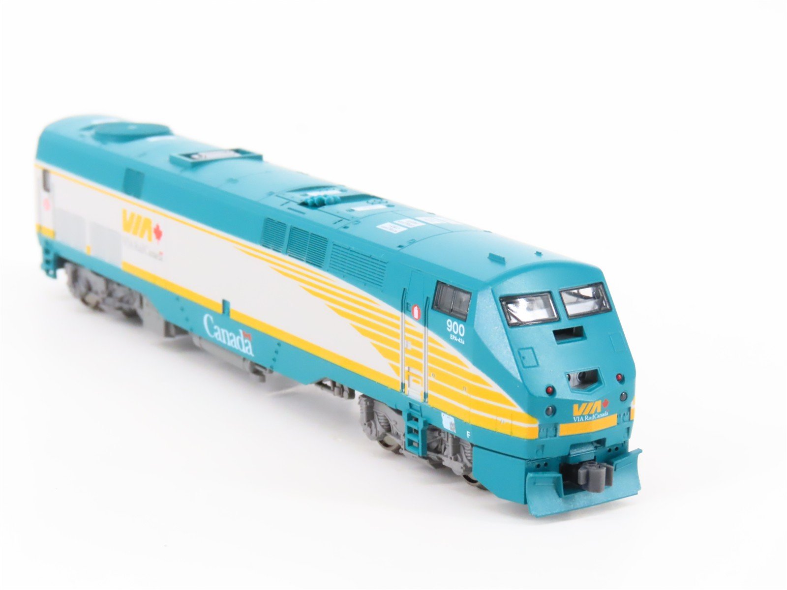 N Scale KATO 176-6007 VIA Rail Canada P42 Genesis Diesel #900 - DCC Ready